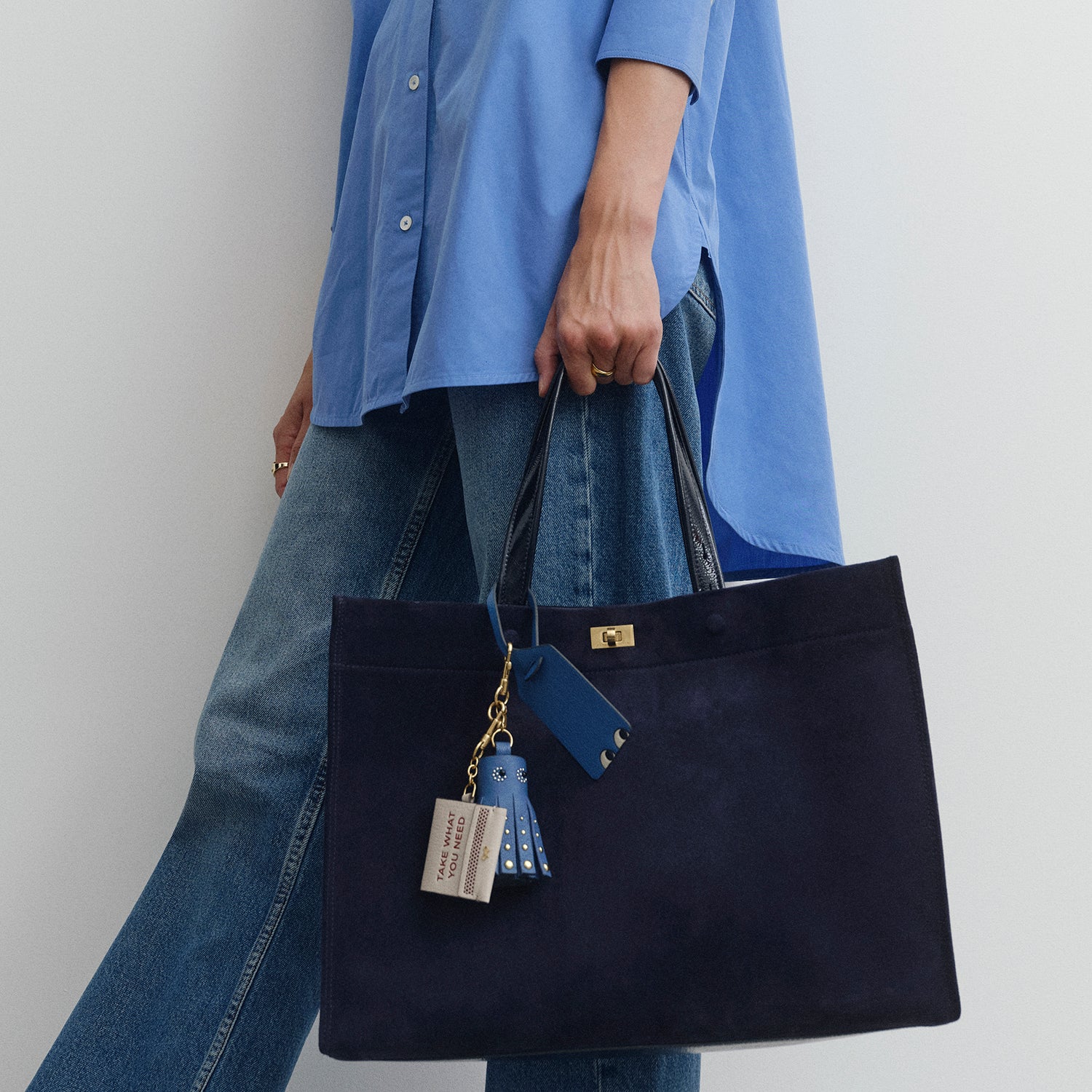 アイズ スタッド タッセル チャーム -

          
            Shiny Capra in Periwinkle -
          

          Anya Hindmarch JP
