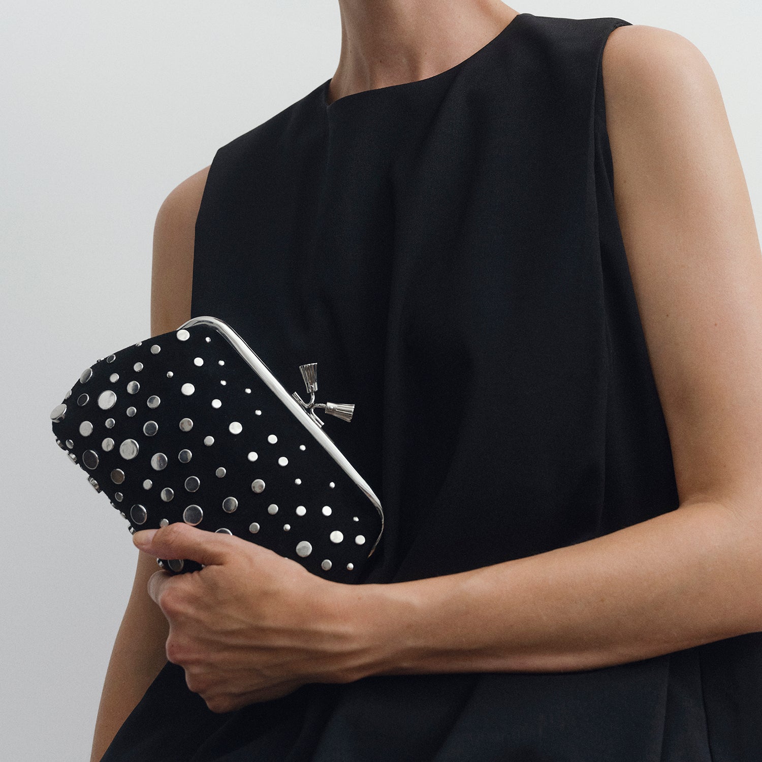 モード スタッズ タッセル クラッチ -

          
            Suede in Black -
          

          Anya Hindmarch JP

