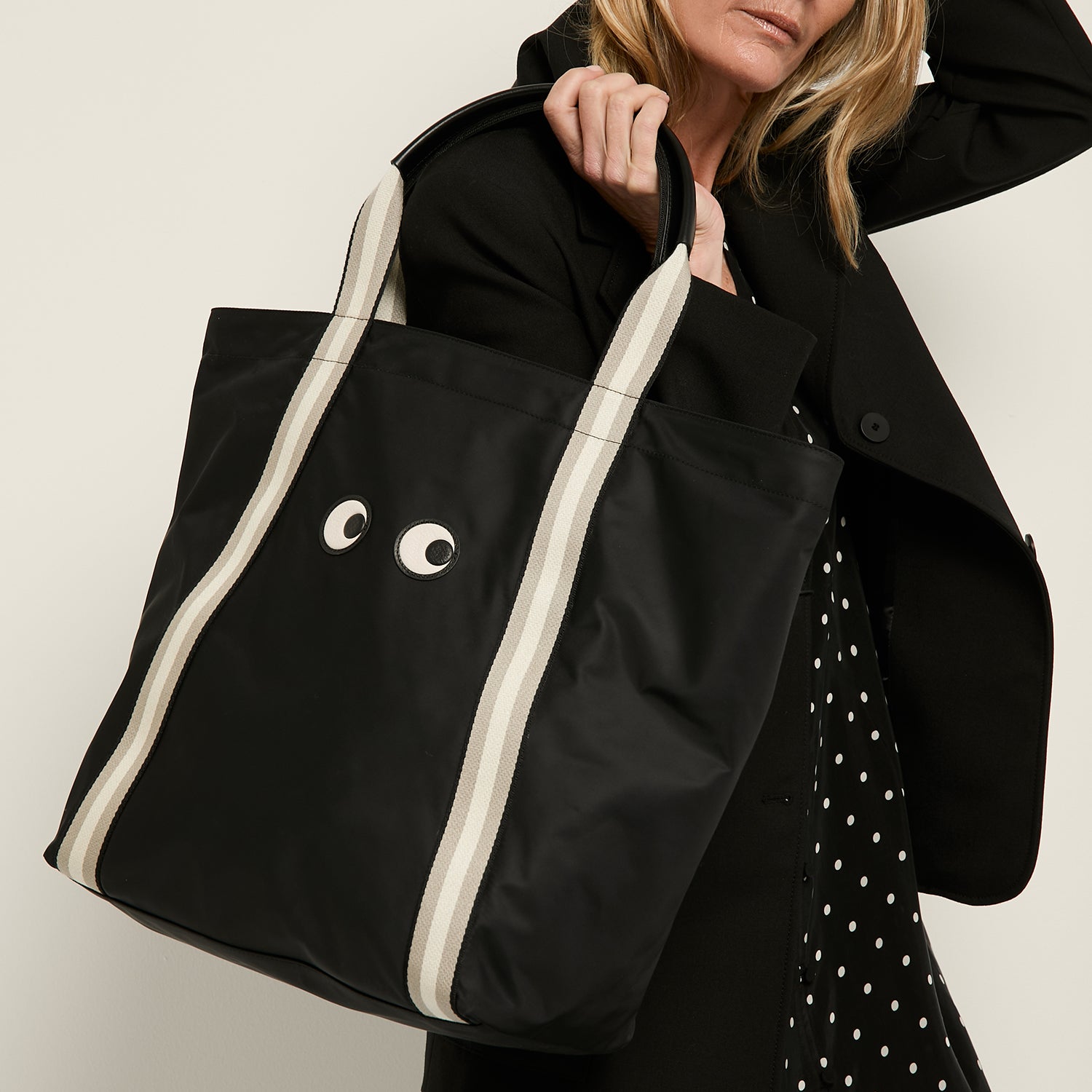 アイズ ショッピング トート -

          
            ECONYL® regenerated Nylon in Black -
          

          Anya Hindmarch JP
