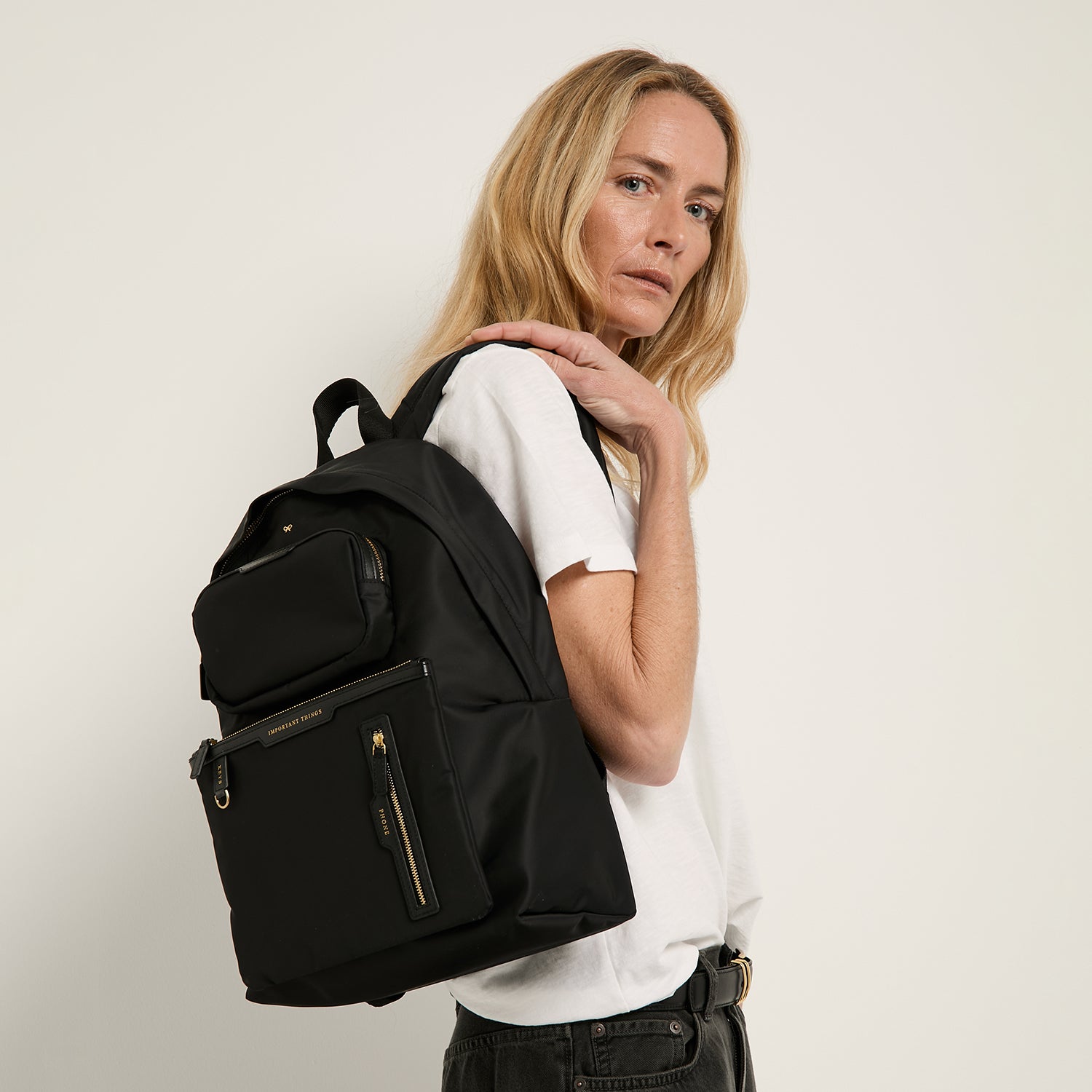 マルチポケット バックパック -

          
            Regenerated ECONYL® in Black -
          

          Anya Hindmarch JP
