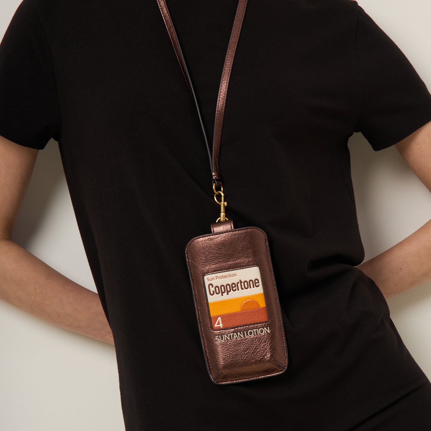 Anya Brands「Coppertone」サングラス ポーチ -

          
            Soft Metallic Capra C in Mahogany -
          

          Anya Hindmarch JP
