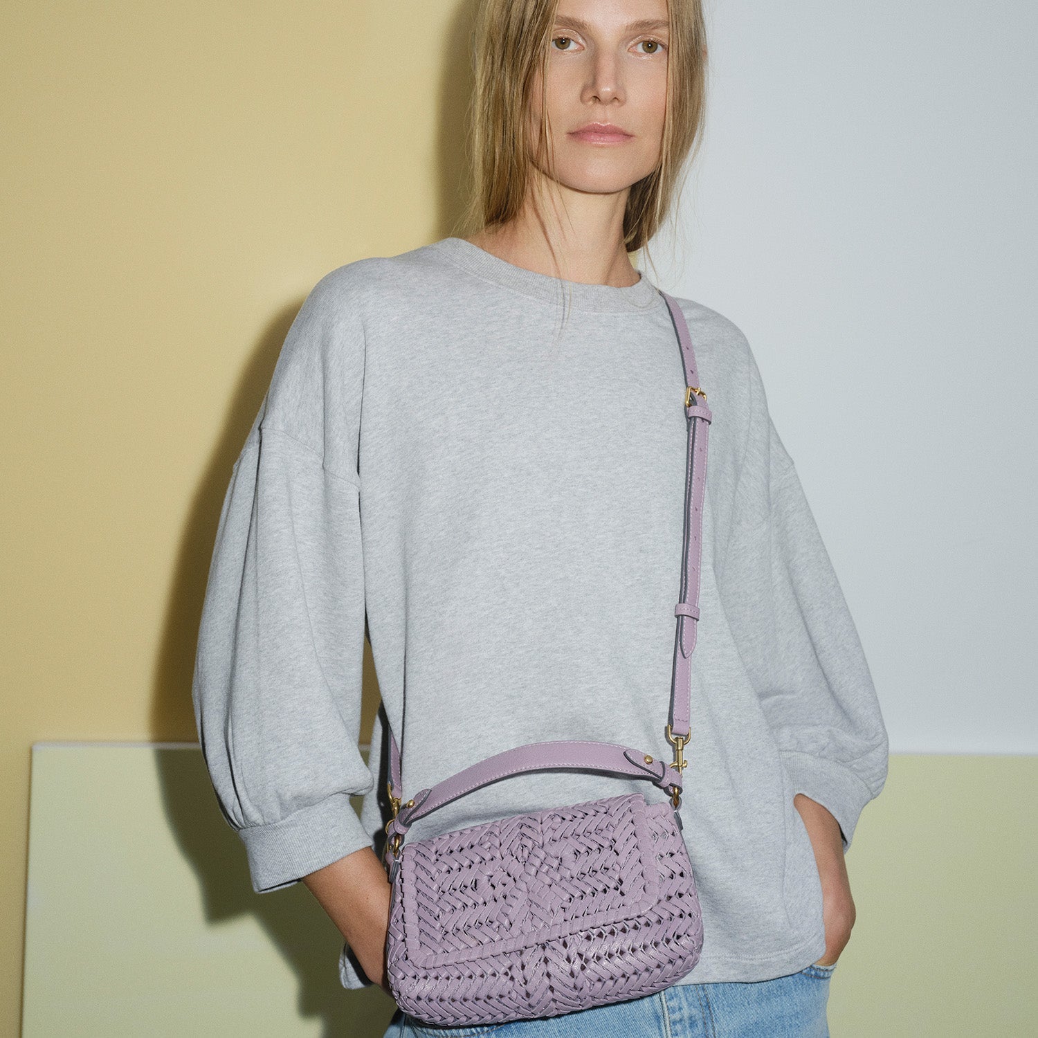 Neeson：ニーソン・クロスボディ | Anya Hindmarch JP