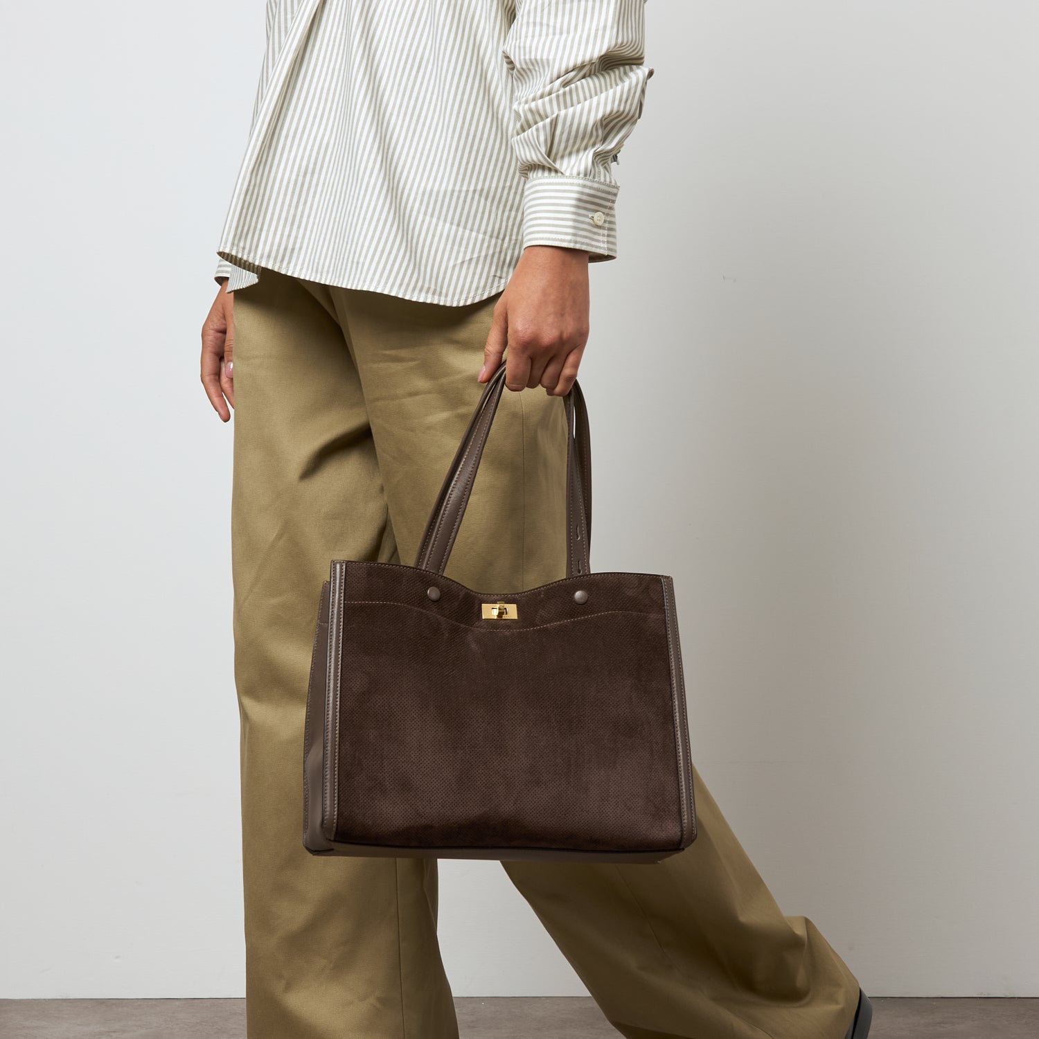 Mortimer：モティマー・パーフォレイテッド・スモール・トート -

          
            Smooth Leather in Truffle Brown -
          

          Anya Hindmarch JP
