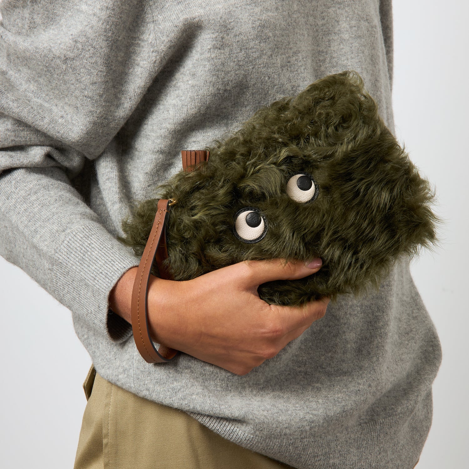 Eyes シアリング・クラッチ -

          
            Shearling/Smooth Leather in Khaki Green -
          

          Anya Hindmarch JP

