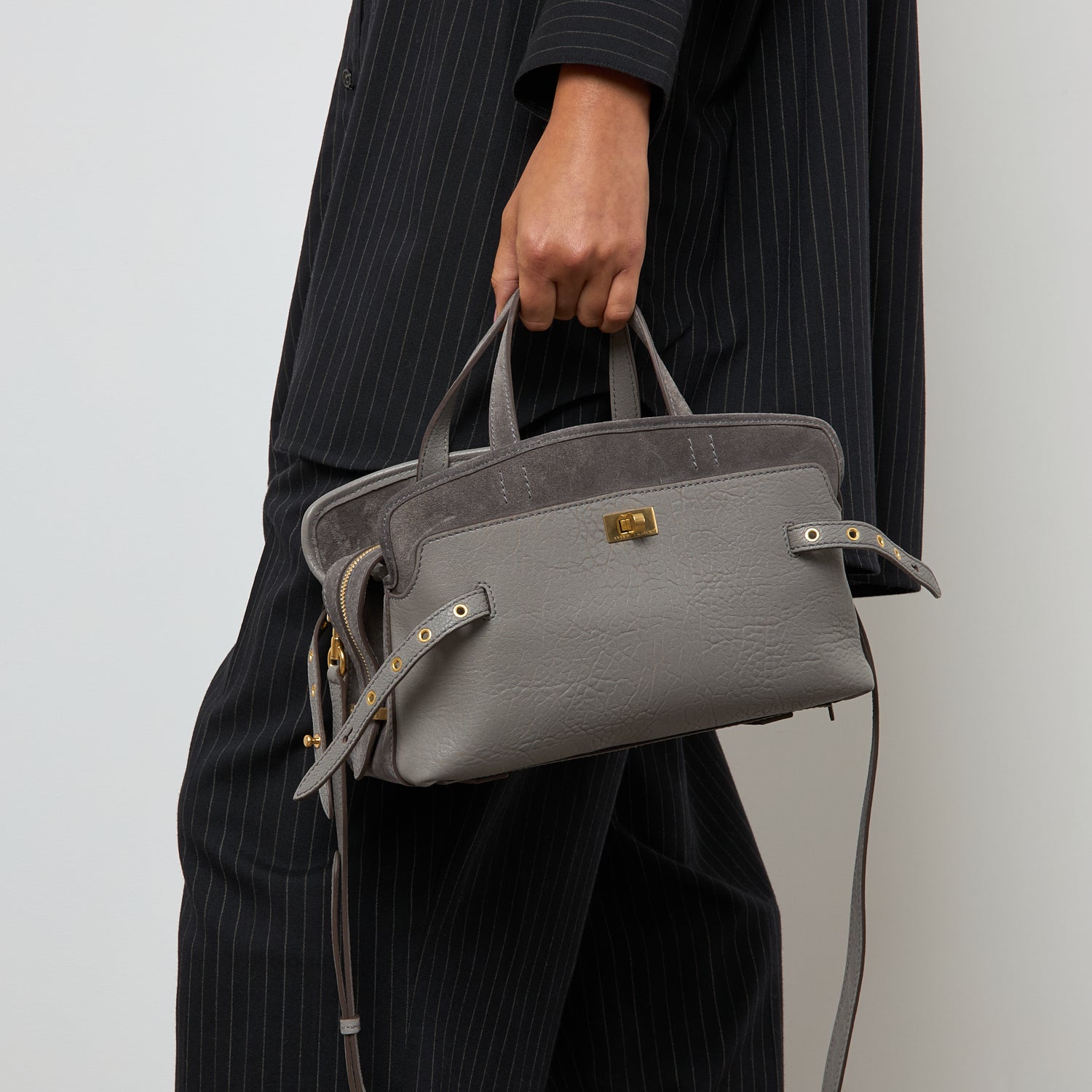 Wilson：ウィルソン・アイレット・クロスボディ -

          
            Suede in Stone Grey -
          

          Anya Hindmarch JP
