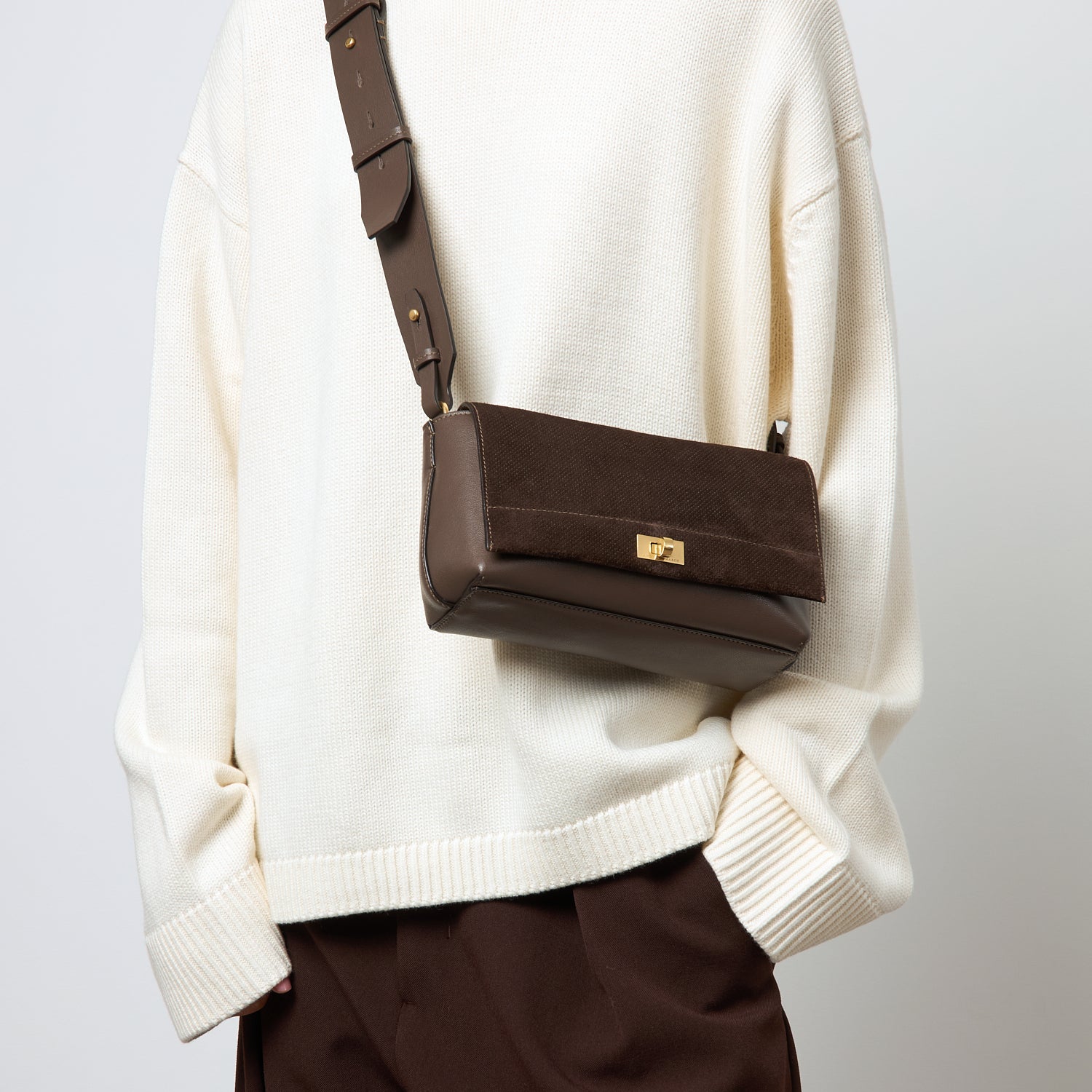 Mortimer：モティマー・パーフォレイテッド・クロスボディ -

          
            Smooth Leather in Truffle Brown -
          

          Anya Hindmarch JP
