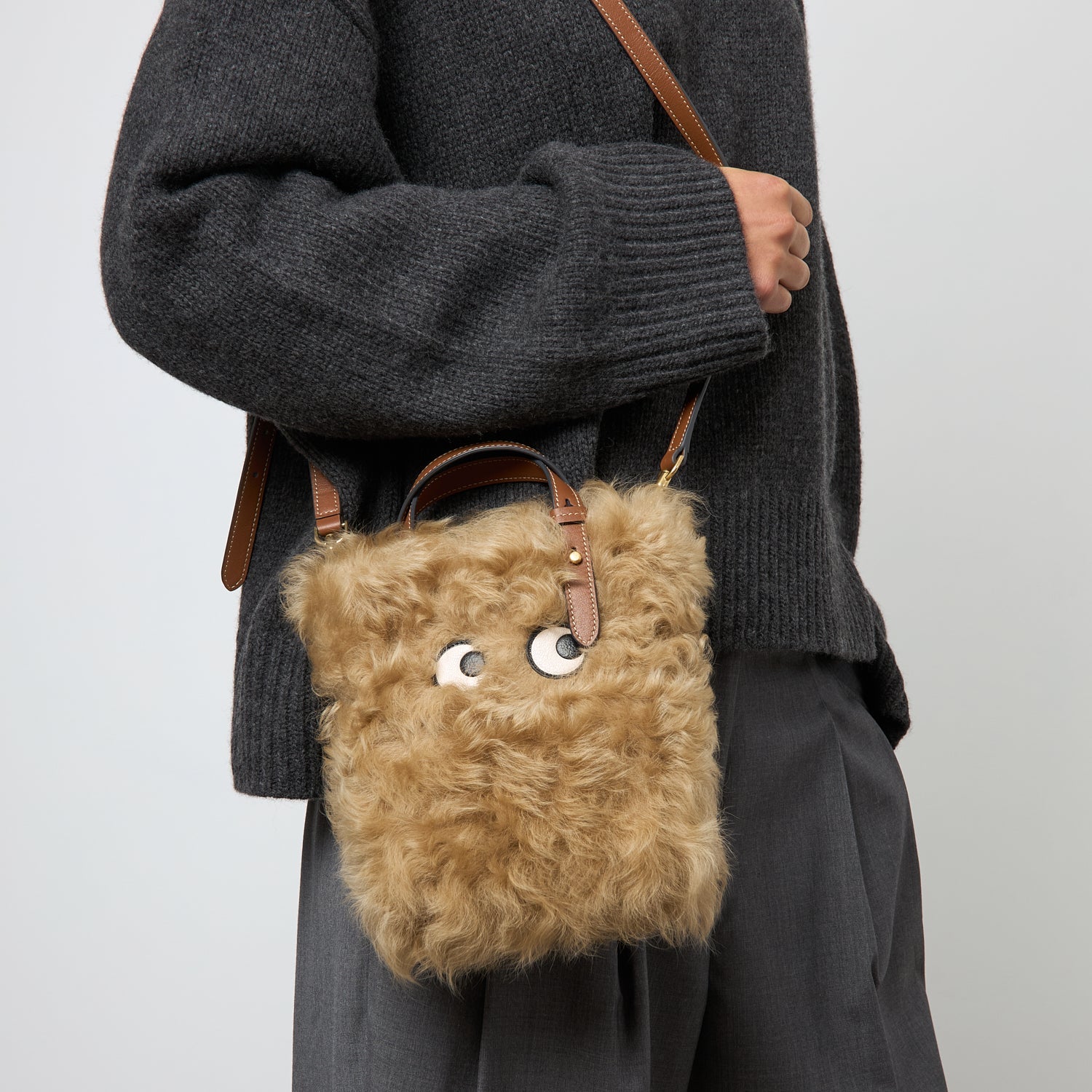 Eyes N/S シアリング・ミニ・トート -

          
            Shearling/Smooth Leather in Taupe -
          

          Anya Hindmarch JP
