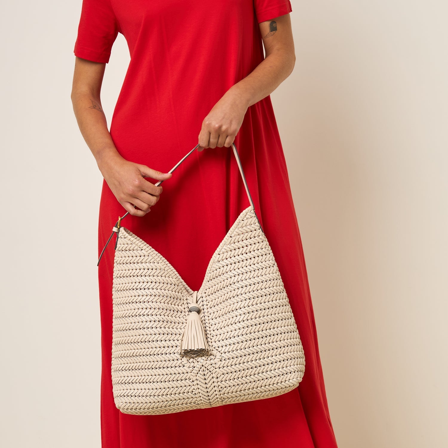 Neeson：ニーソン・タッセル・ホーボー・バッグ -

          
            Capra Leather in Chalk -
          

          Anya Hindmarch JP
