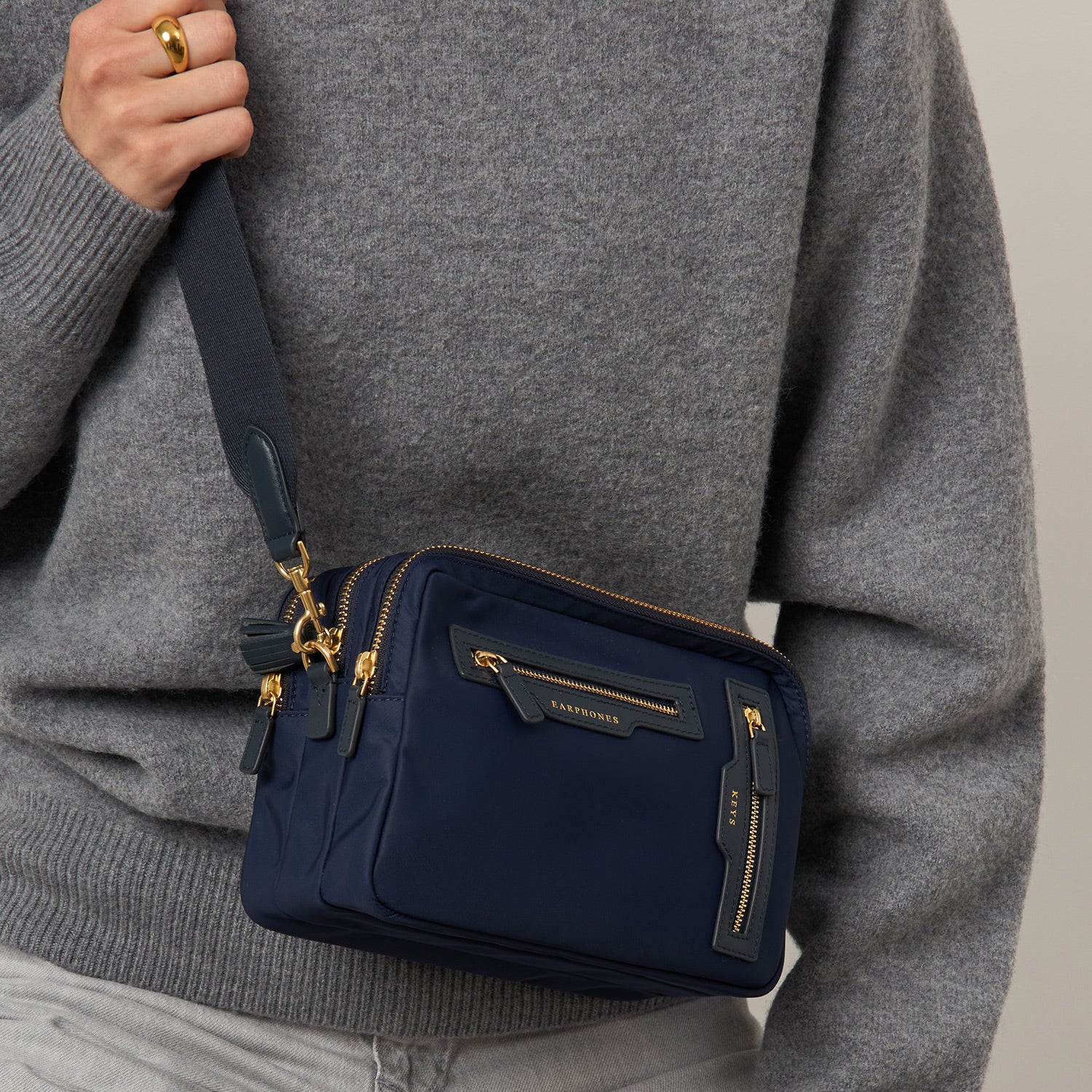 トリオ クロスボディ -

          
            Recycled Nylon in Marine -
          

          Anya Hindmarch JP

