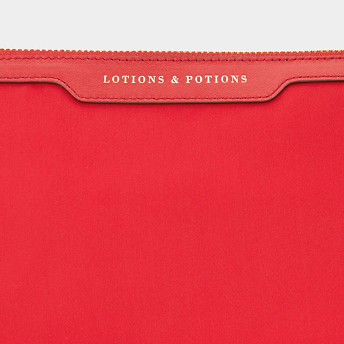 「Lotions and Potions」ポーチ -

                  
                    Recycled Nylon with PU in Red -
                  

                  Anya Hindmarch JP
