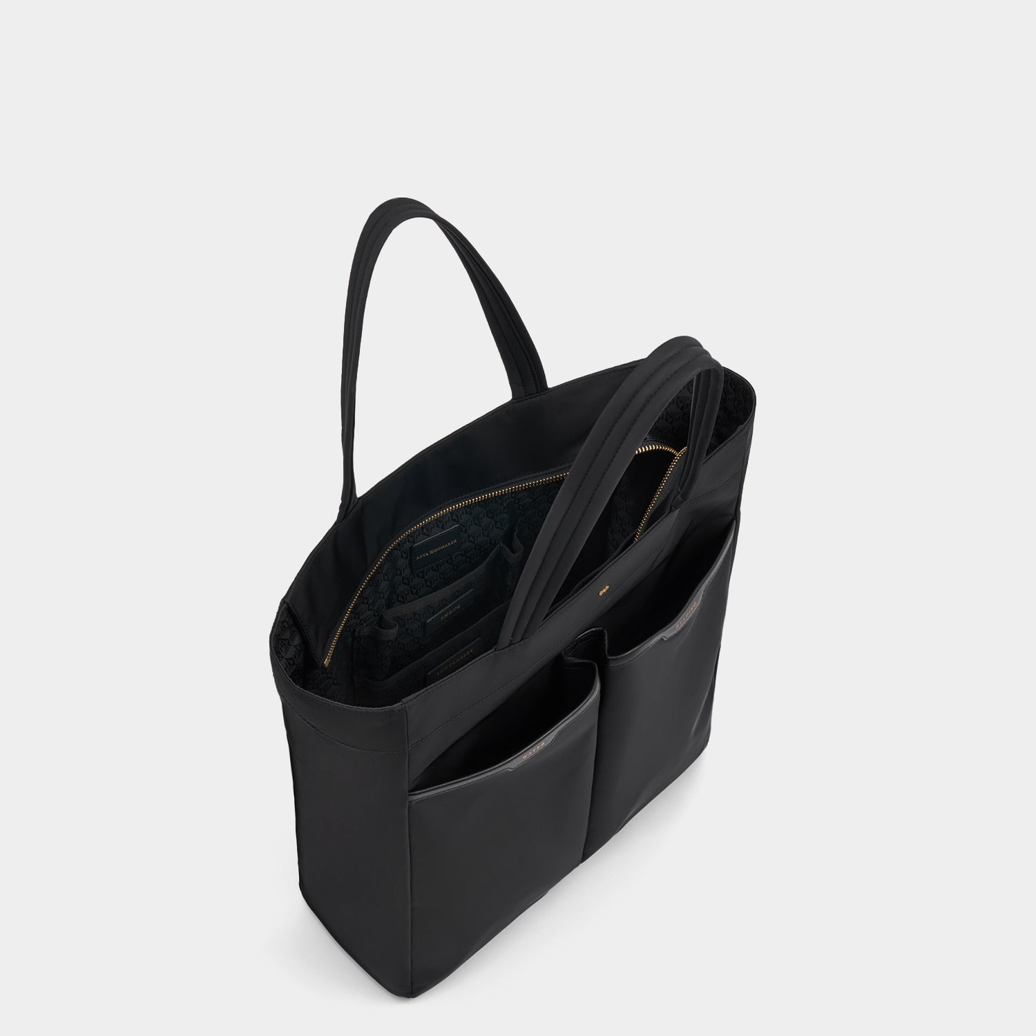ネービス ナイロン トート -

          
            ECONYL® Regenerated Nylon in Black -
          

          Anya Hindmarch JP
