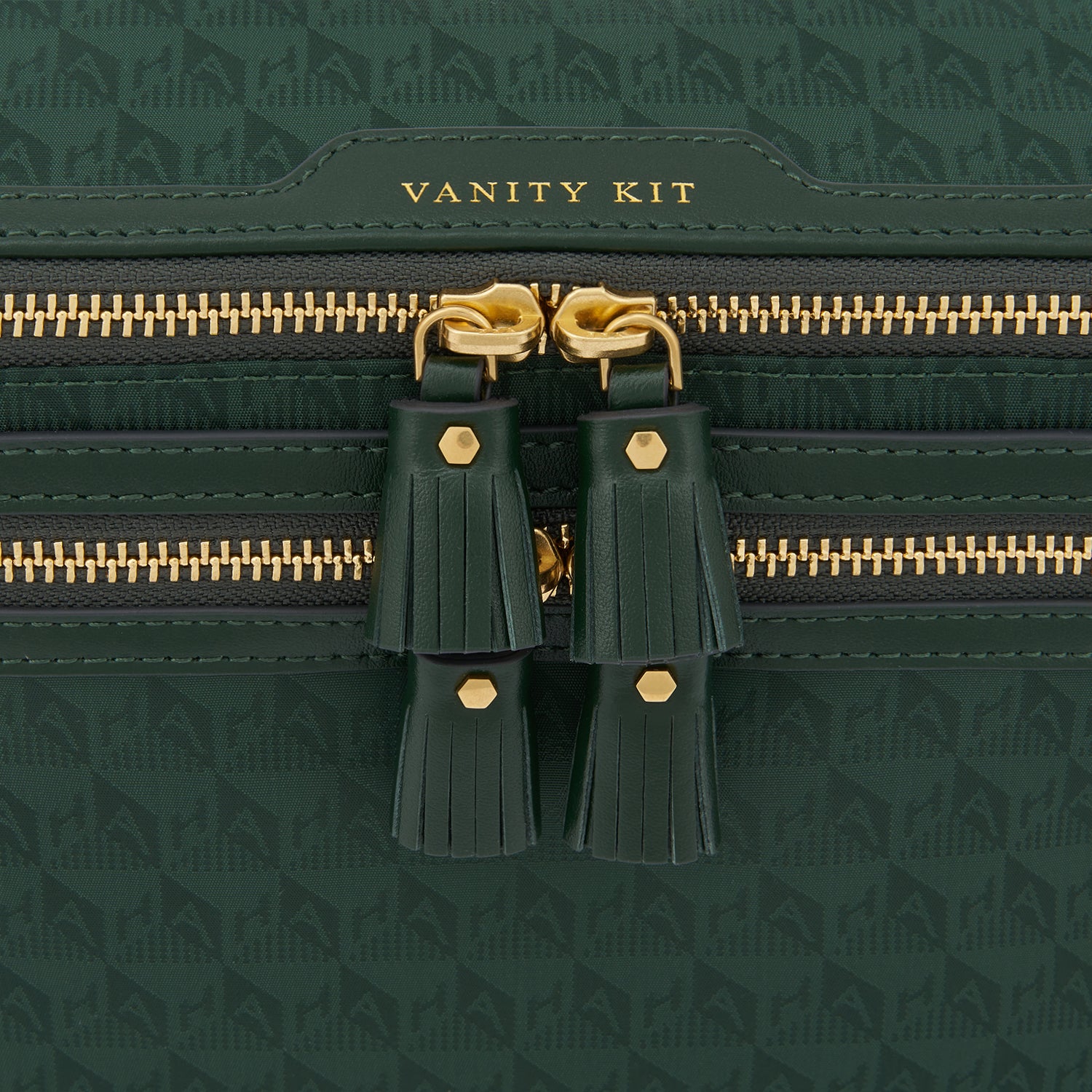 ロゴ バニティー キット -

          
            AH Logo Nylon in Dark Holly -
          

          Anya Hindmarch JP
