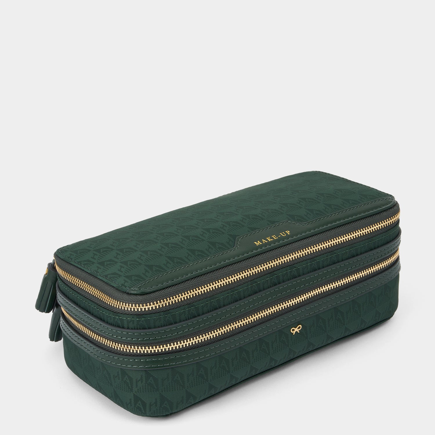 ロゴ メイクアップ ポーチ -

          
            AH Logo Nylon in Dark Holly -
          

          Anya Hindmarch JP
