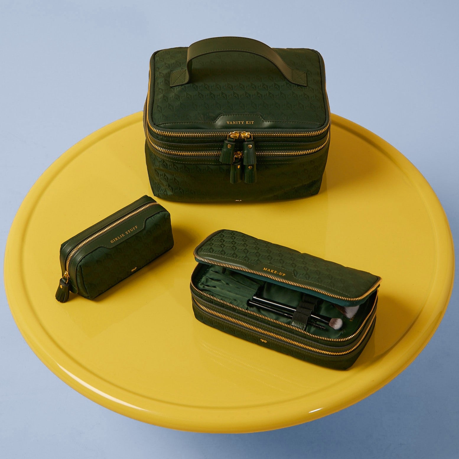 ロゴ ガーリースタッフ ポーチ -

          
            AH Logo Nylon in Dark Holly -
          

          Anya Hindmarch JP
