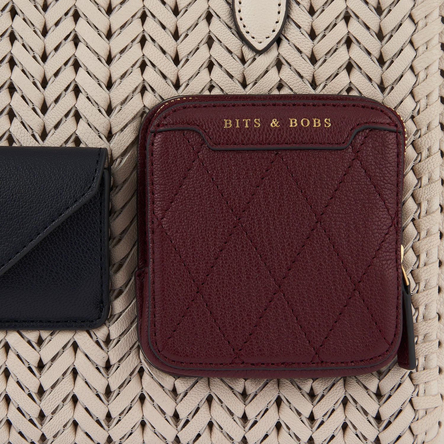 ニーソン スモール スクエア トート -

                  
                    Shiny Capra in Chalk -
                  

                  Anya Hindmarch JP
