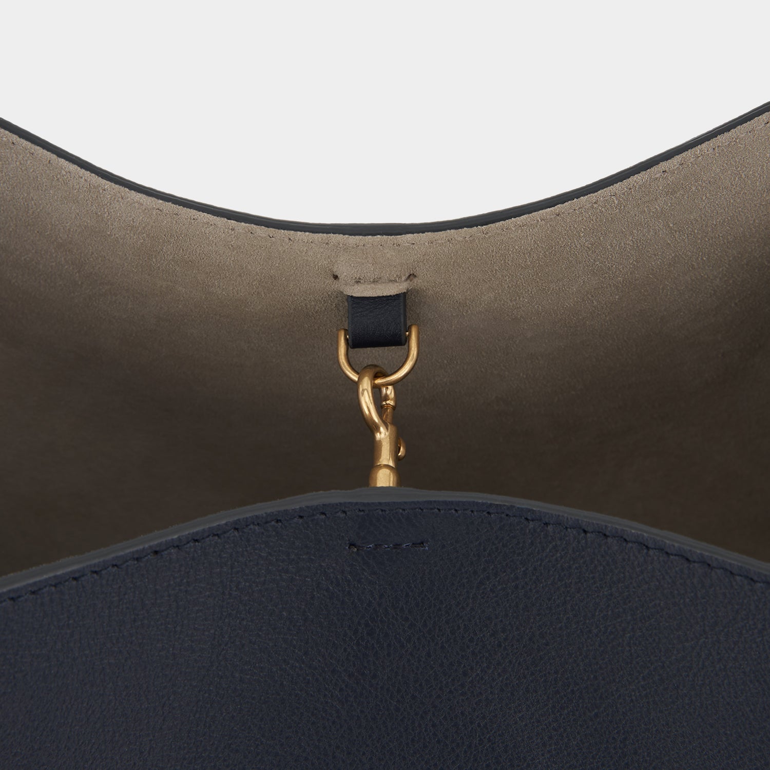 ナストロ ホーボー -

                  
                    Flat Leather in Marine -
                  

                  Anya Hindmarch JP
