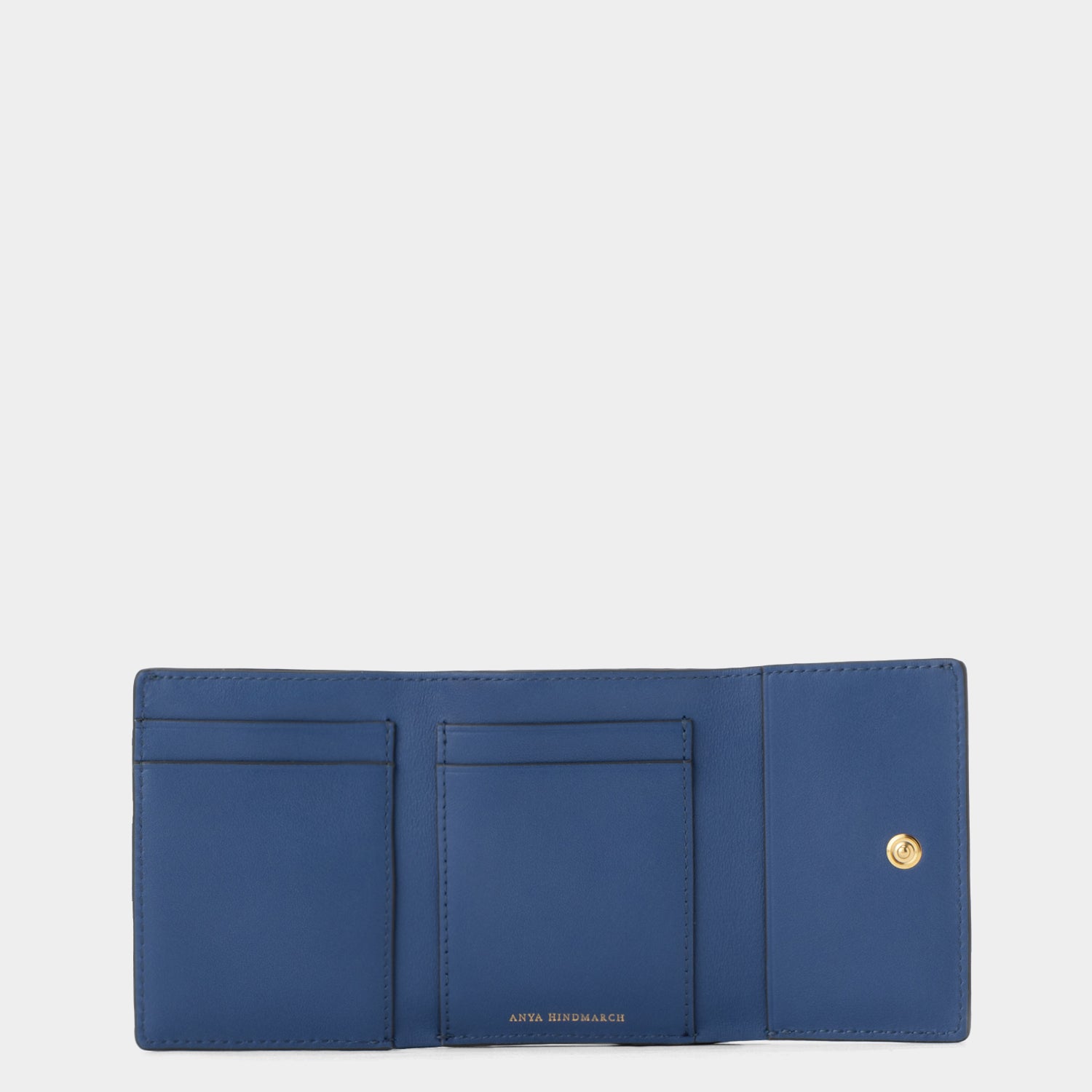ザニー ミニ 三つ折り ウォレット -

                  
                    Capra in Sea Blue -
                  

                  Anya Hindmarch JP
