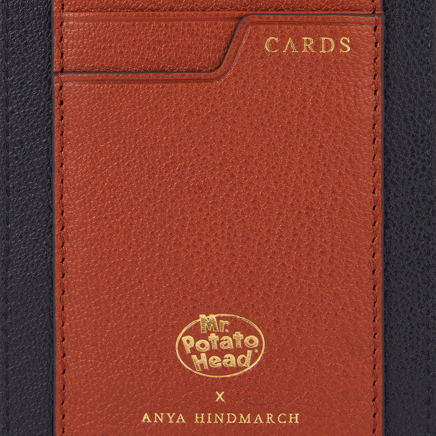 ミスター・ポテトヘッド フォンポーチ -

                  
                    Shiny Capra in Ink -
                  

                  Anya Hindmarch JP
