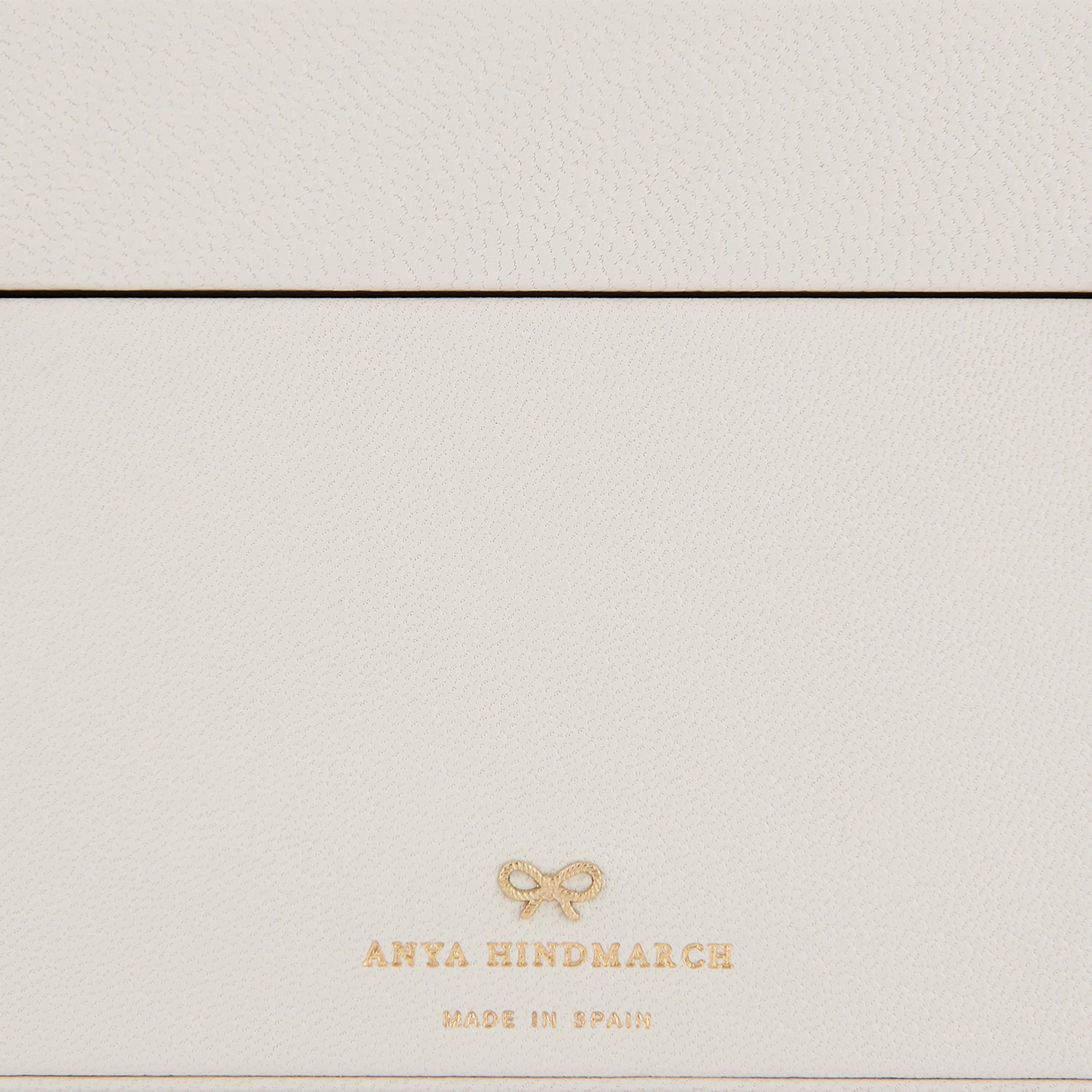 アイズ ボックス スモール -

                  
                    Capra in Chalk -
                  

                  Anya Hindmarch JP
