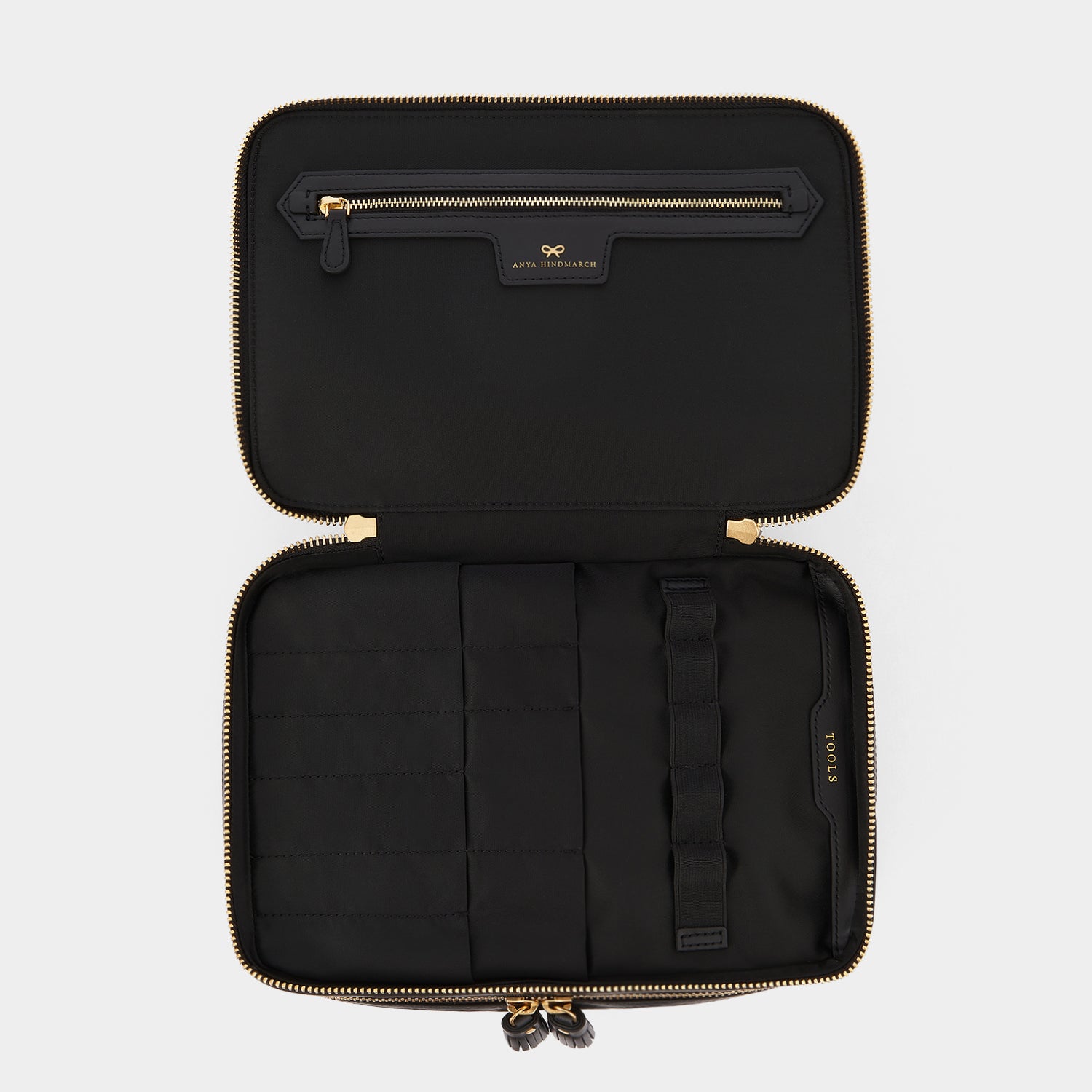 ロゴ バニティー キット -

          
            AH Logo Nylon in Black -
          

          Anya Hindmarch JP
