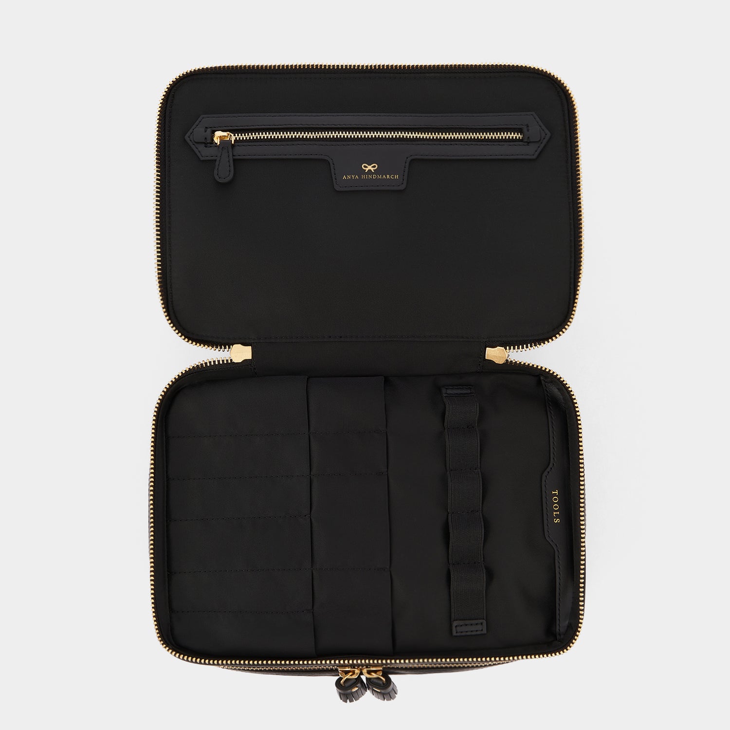 ロゴ バニティー キット -

                  
                    AH Logo Nylon in Black -
                  

                  Anya Hindmarch JP
