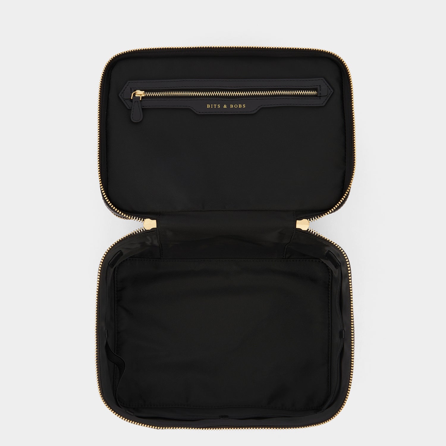 ロゴ バニティー キット -

          
            AH Logo Nylon in Black -
          

          Anya Hindmarch JP
