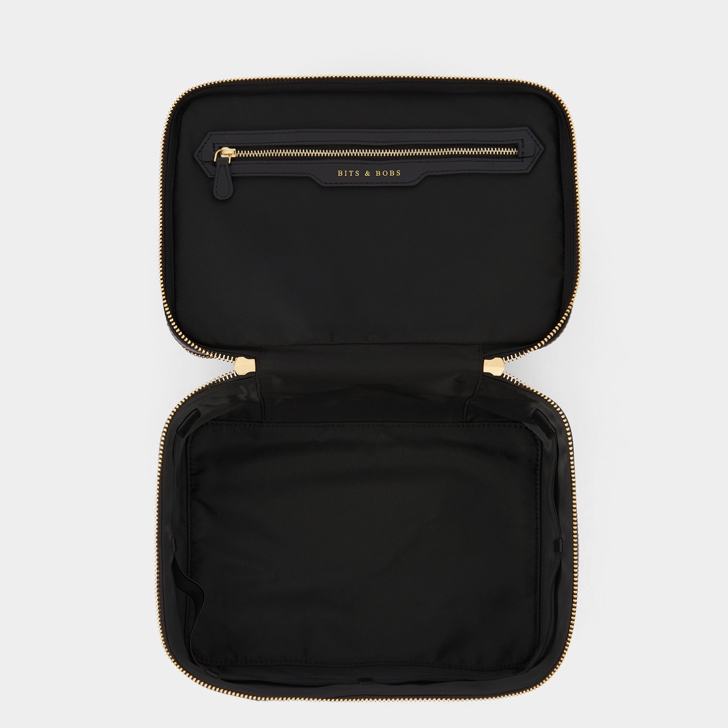 ロゴ バニティー キット -

                  
                    AH Logo Nylon in Black -
                  

                  Anya Hindmarch JP
