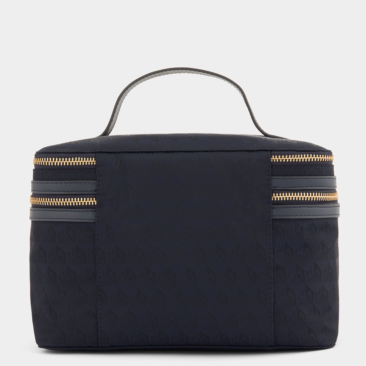 ロゴ バニティー キット -

                  
                    AH Logo Nylon in Marine -
                  

                  Anya Hindmarch JP
