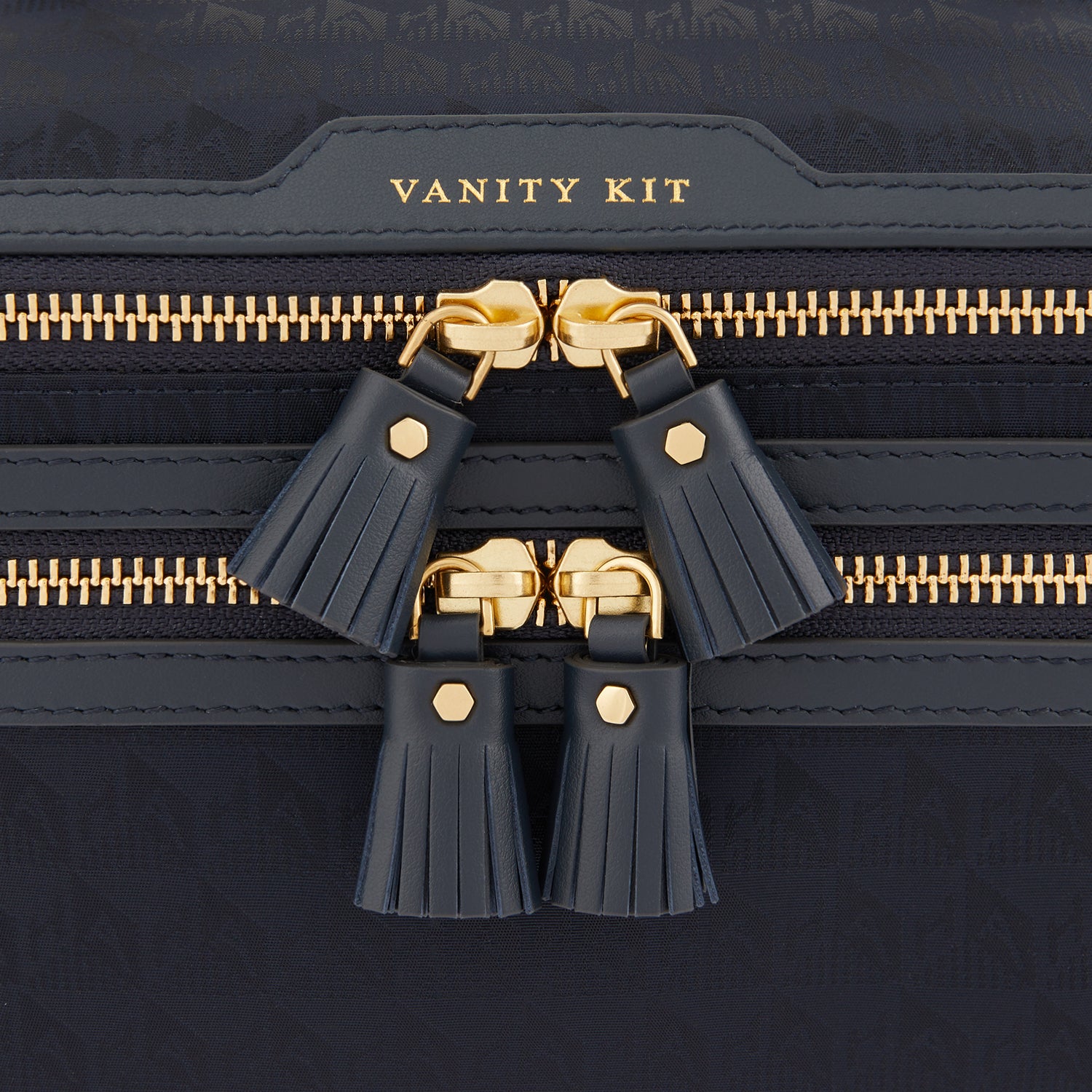 AH ロゴ バニティー キット -

                  
                    AH Logo Nylon in Marine -
                  

                  Anya Hindmarch JP
