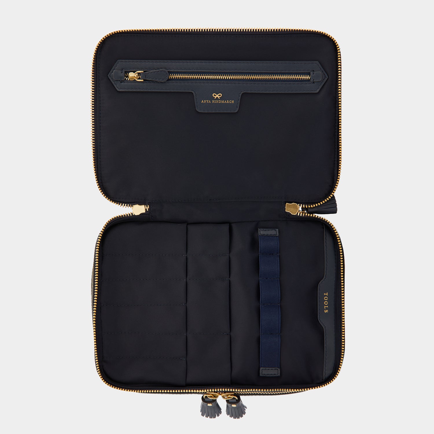 AH ロゴ バニティー キット -

                  
                    AH Logo Nylon in Marine -
                  

                  Anya Hindmarch JP
