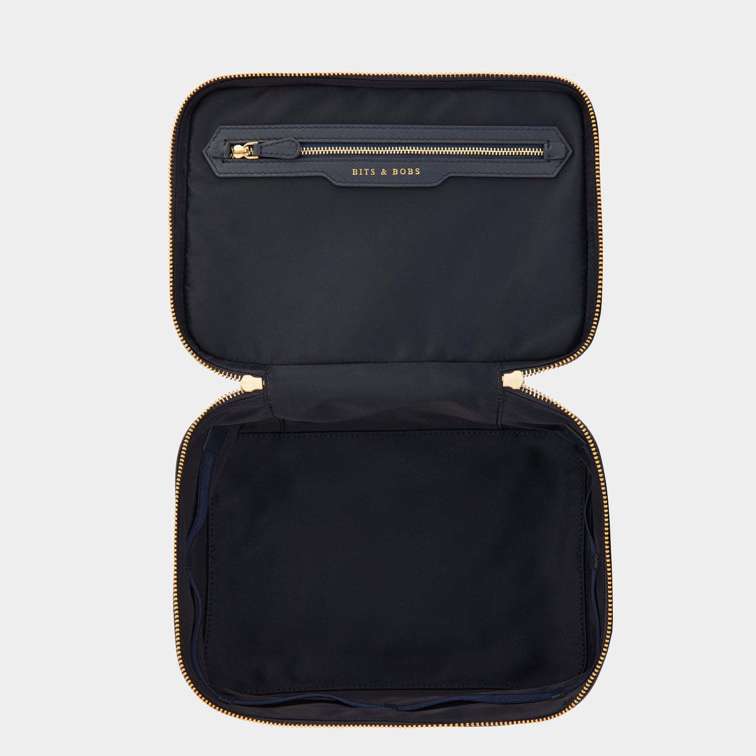 AH ロゴ バニティー キット -

                  
                    AH Logo Nylon in Marine -
                  

                  Anya Hindmarch JP
