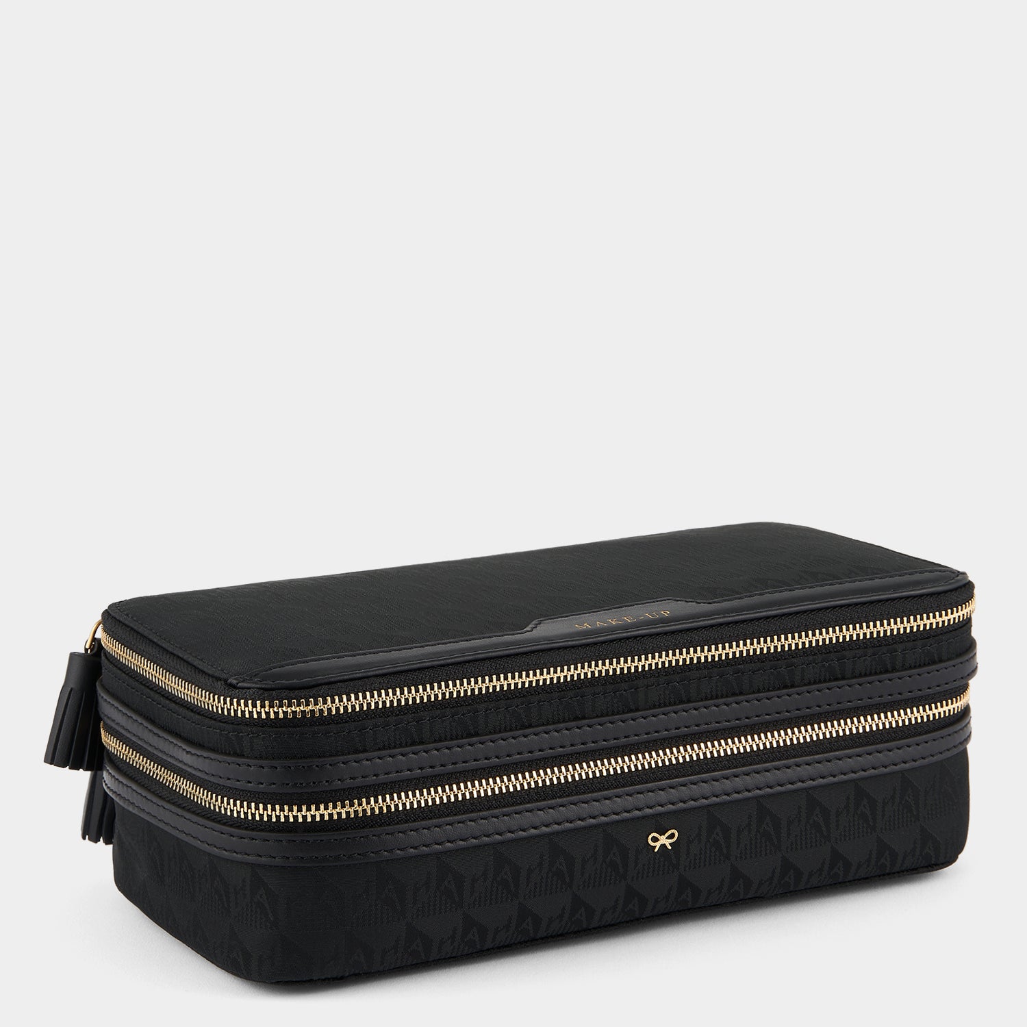 ロゴ メイクアップ ポーチ -

          
            AH Logo Nylon in Black -
          

          Anya Hindmarch JP
