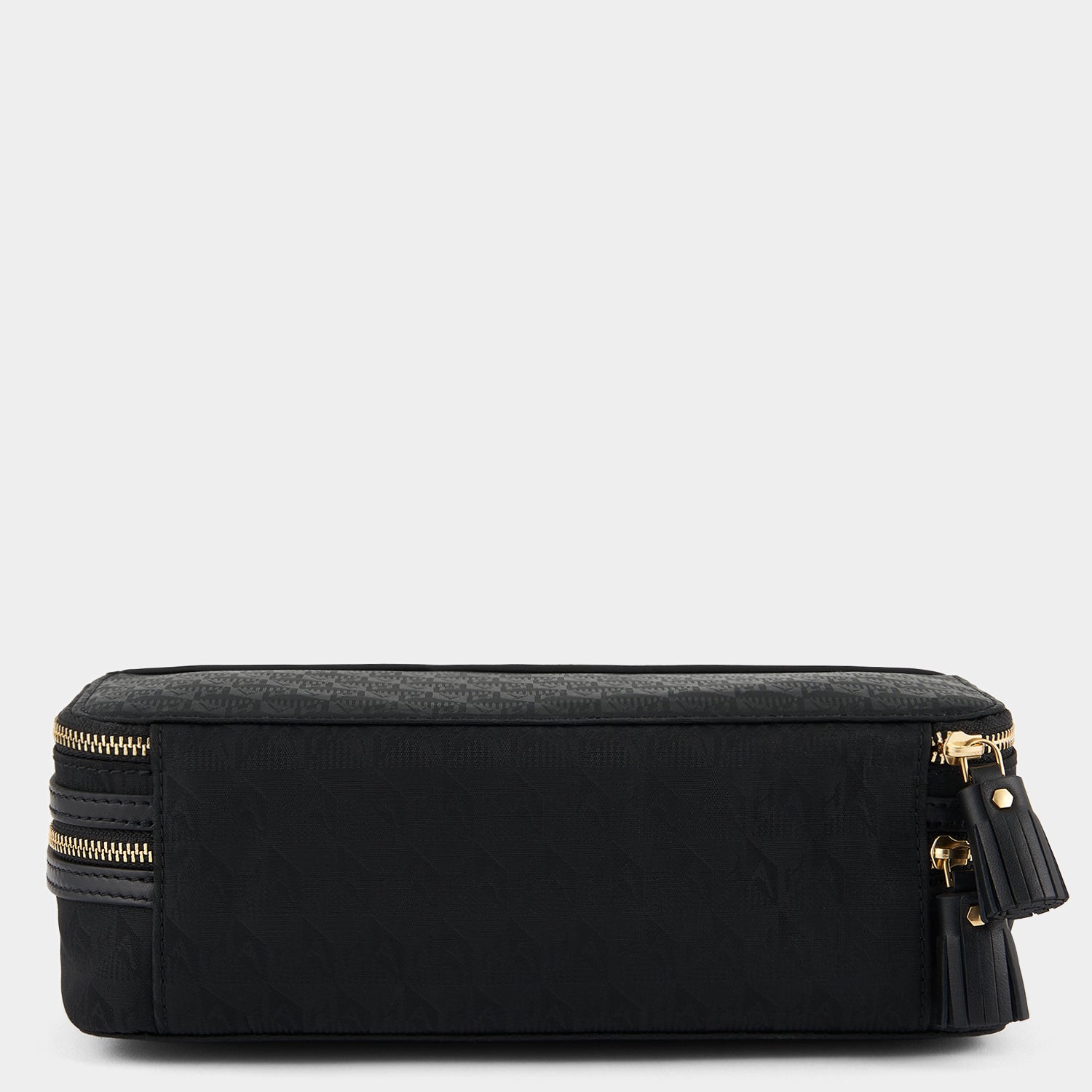 ロゴ メイクアップ ポーチ -

                  
                    AH Logo Nylon in Black -
                  

                  Anya Hindmarch JP
