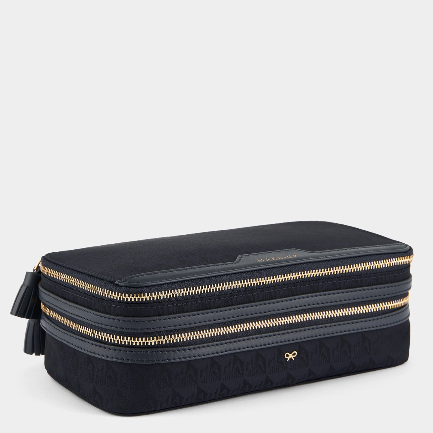 ロゴ メイクアップ ポーチ -

                  
                    AH Logo Nylon in Marine -
                  

                  Anya Hindmarch JP
