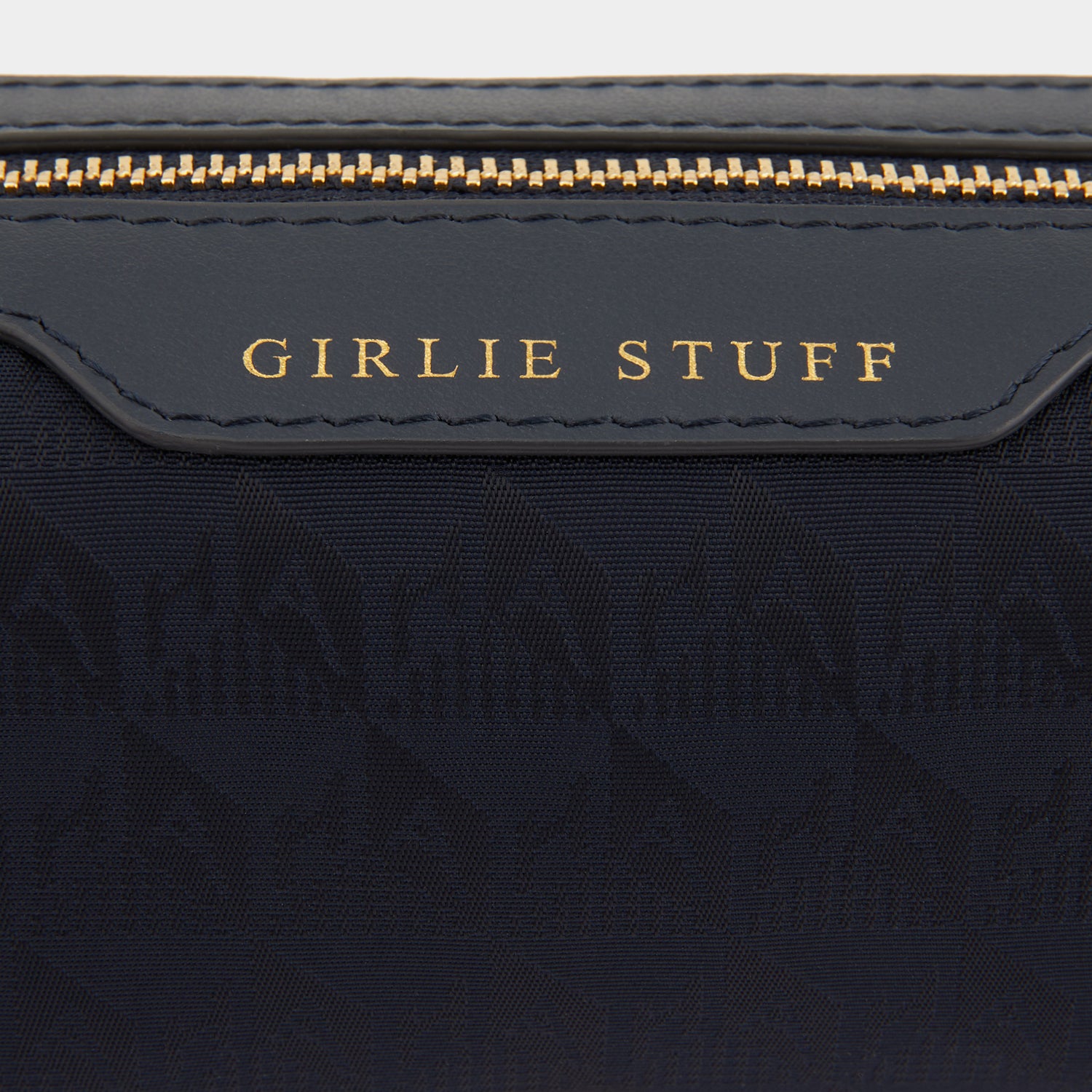 AH ロゴ ガーリースタッフ ポーチ -

                  
                    AH Logo Nylon in Marine -
                  

                  Anya Hindmarch JP
