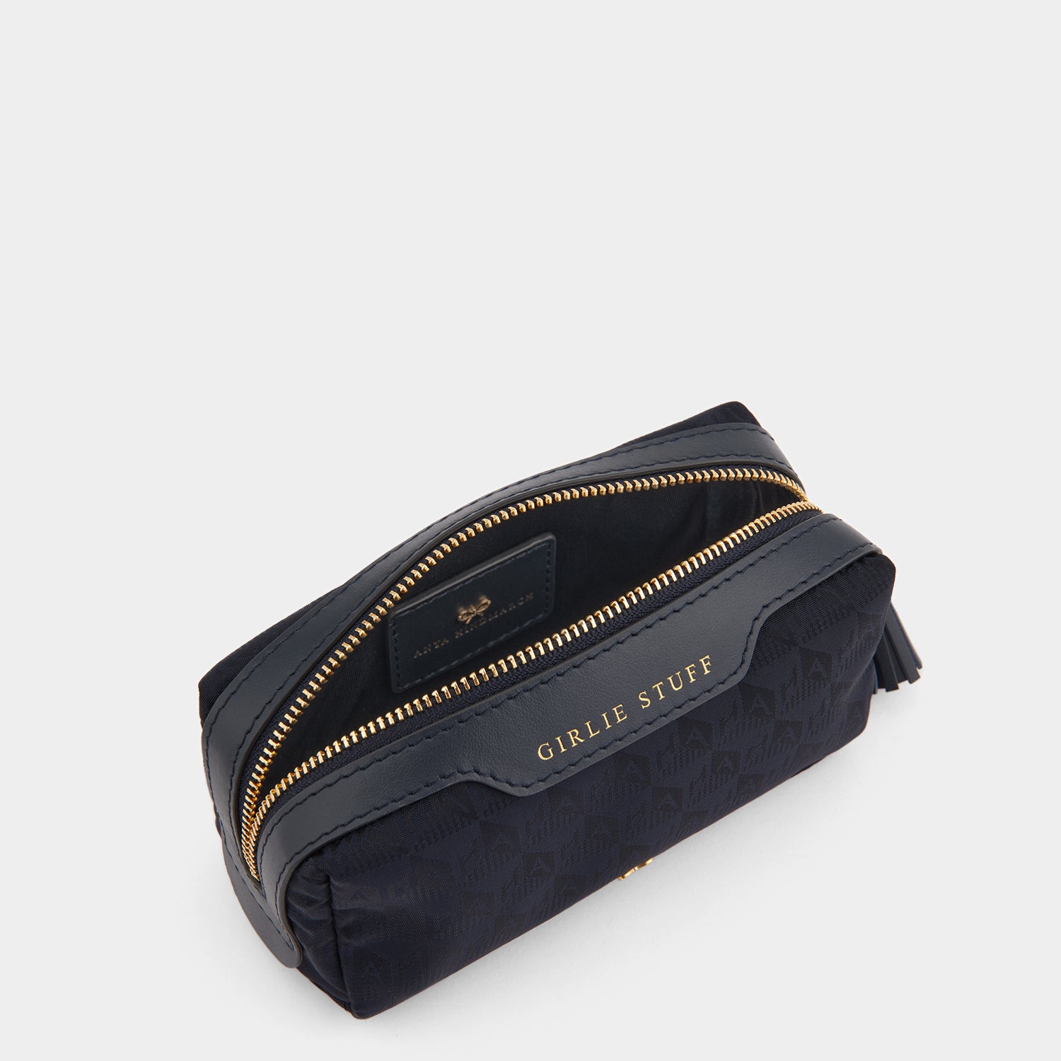 AH ロゴ ガーリースタッフ ポーチ -

                  
                    AH Logo Nylon in Marine -
                  

                  Anya Hindmarch JP
