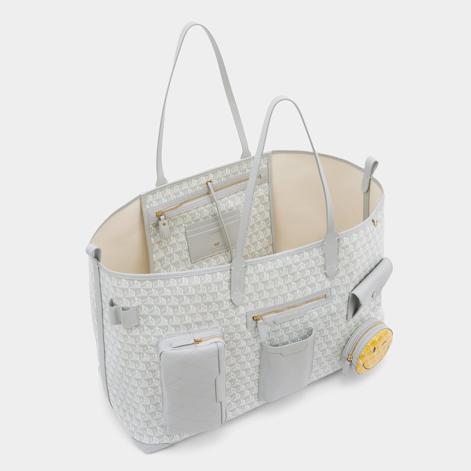 「I AM A Plastic Bag」 XL ウィンク トート -

                  
                    Recycled Coated Canvas in Frost -
                  

                  Anya Hindmarch JP
