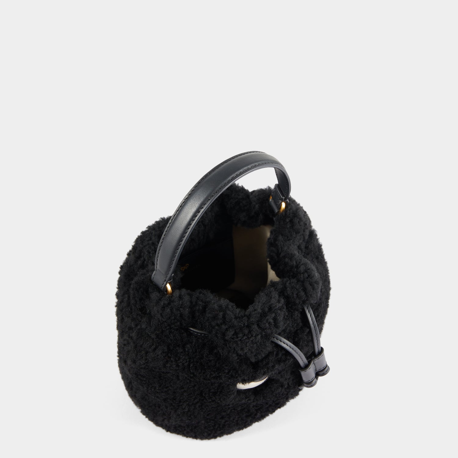 アイズ ドローストリング クロスボディ -

                  
                    Shearling in Black -
                  

                  Anya Hindmarch JP
