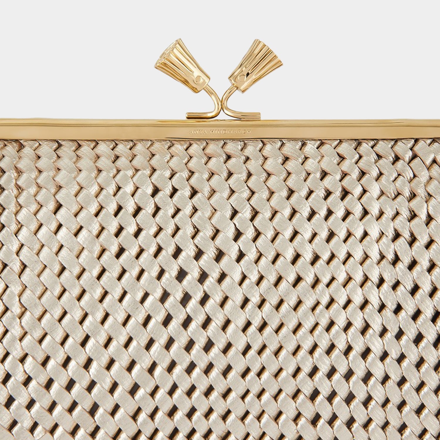 ラージ モード プラト クラッチ -

                  
                    Capra Leather in Light Gold -
                  

                  Anya Hindmarch JP
