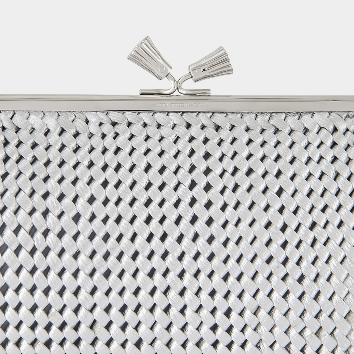 ラージ モード プラト クラッチ -

                  
                    Capra Leather in Silver -
                  

                  Anya Hindmarch JP
