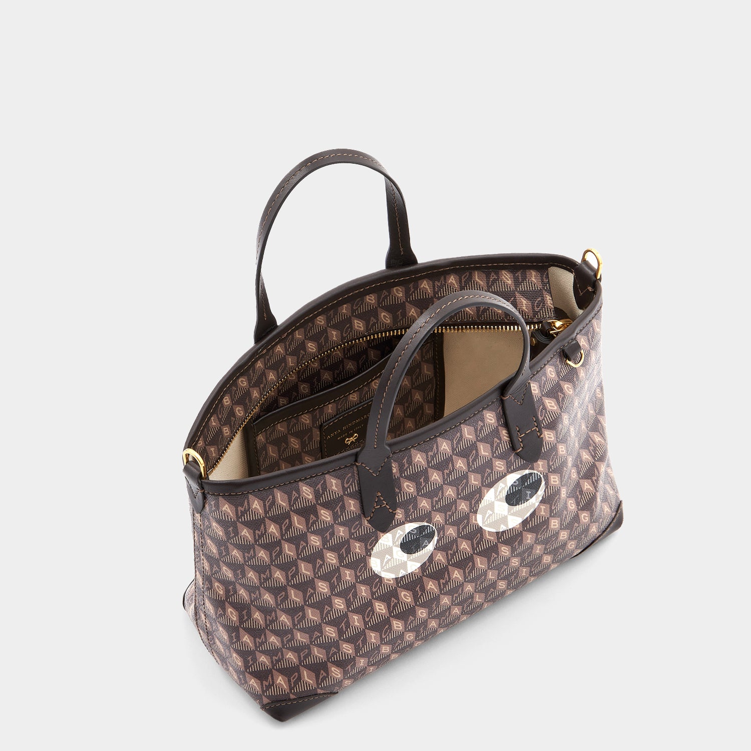 「I AM A Plastic Bag」 XS アイズ トート -

                  
                    Recycled Coated Canvas in Truffle -
                  

                  Anya Hindmarch JP
