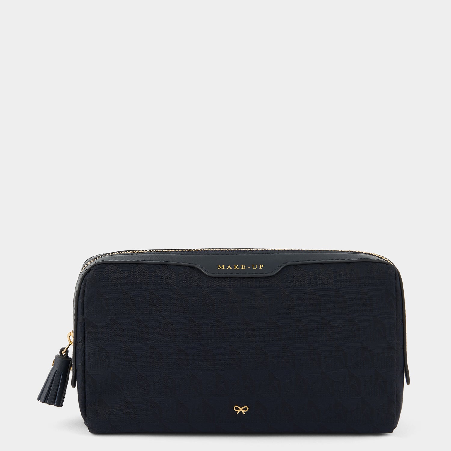 AH ロゴ スモール メイクアップ ポーチ -

                  
                    AH Logo Nylon in Marine -
                  

                  Anya Hindmarch JP
