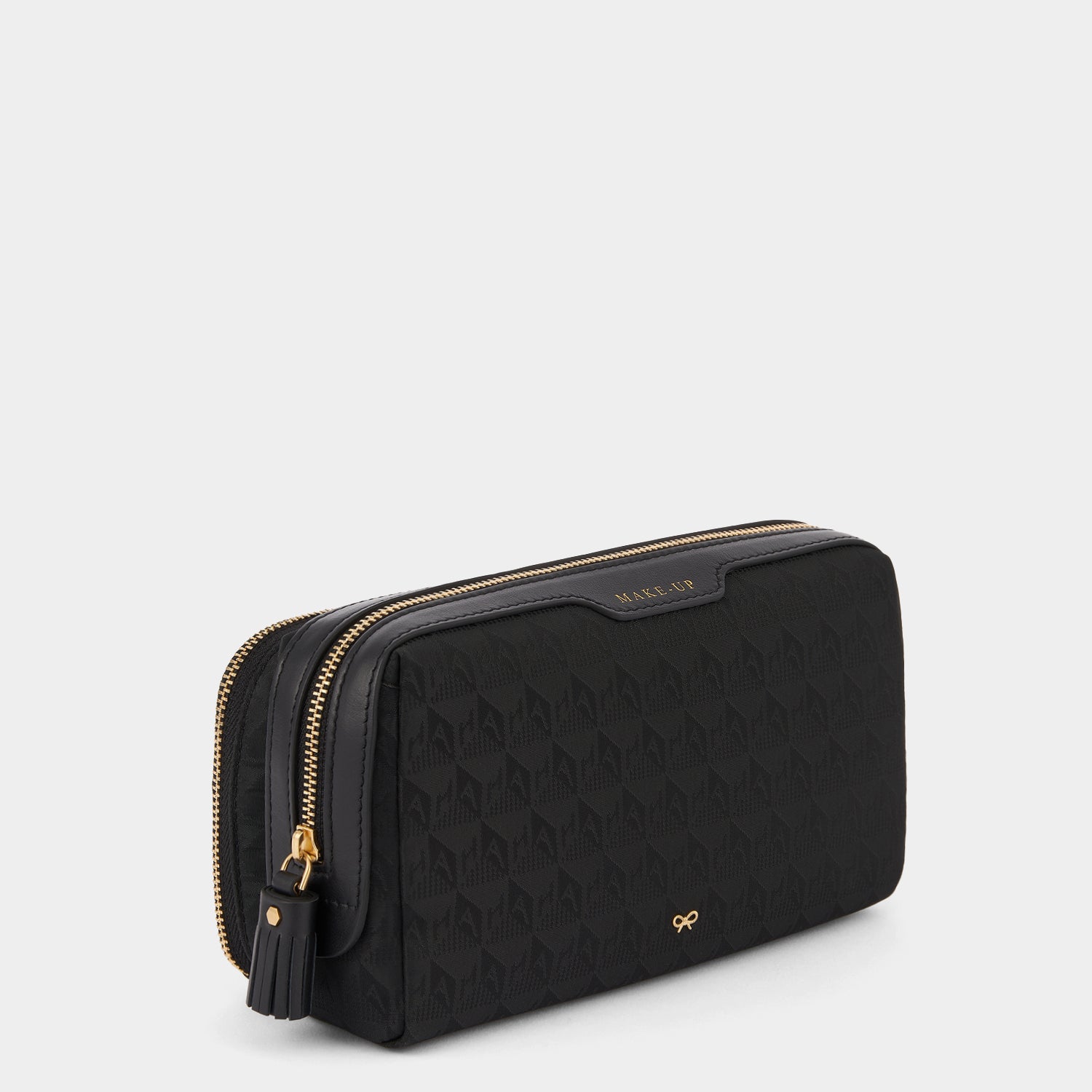 AH ロゴ スモール メイクアップ ポーチ -

                  
                    AH Logo Nylon in Black -
                  

                  Anya Hindmarch JP
