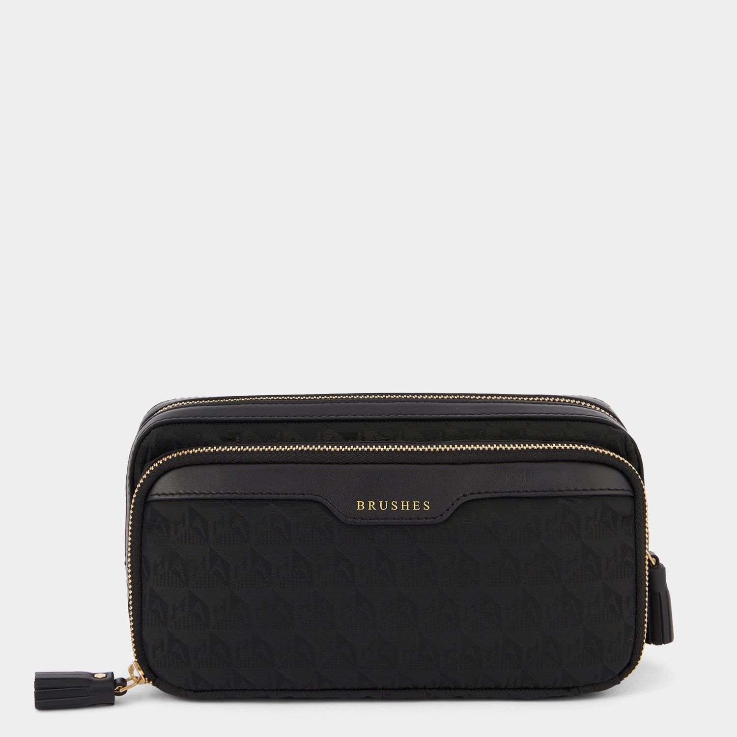 AH ロゴ スモール メイクアップ ポーチ -

                  
                    AH Logo Nylon in Black -
                  

                  Anya Hindmarch JP
