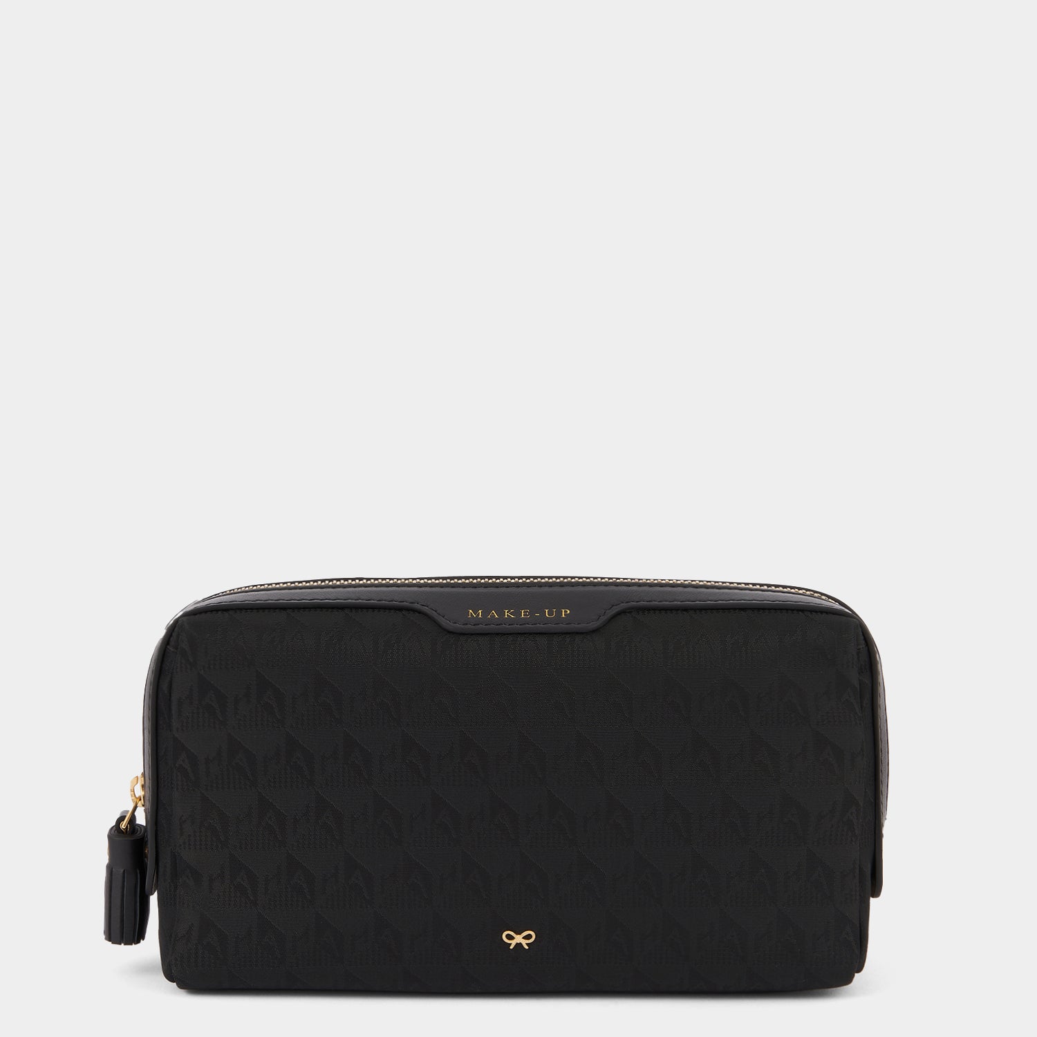 AH ロゴ スモール メイクアップ ポーチ -

                  
                    AH Logo Nylon in Black -
                  

                  Anya Hindmarch JP
