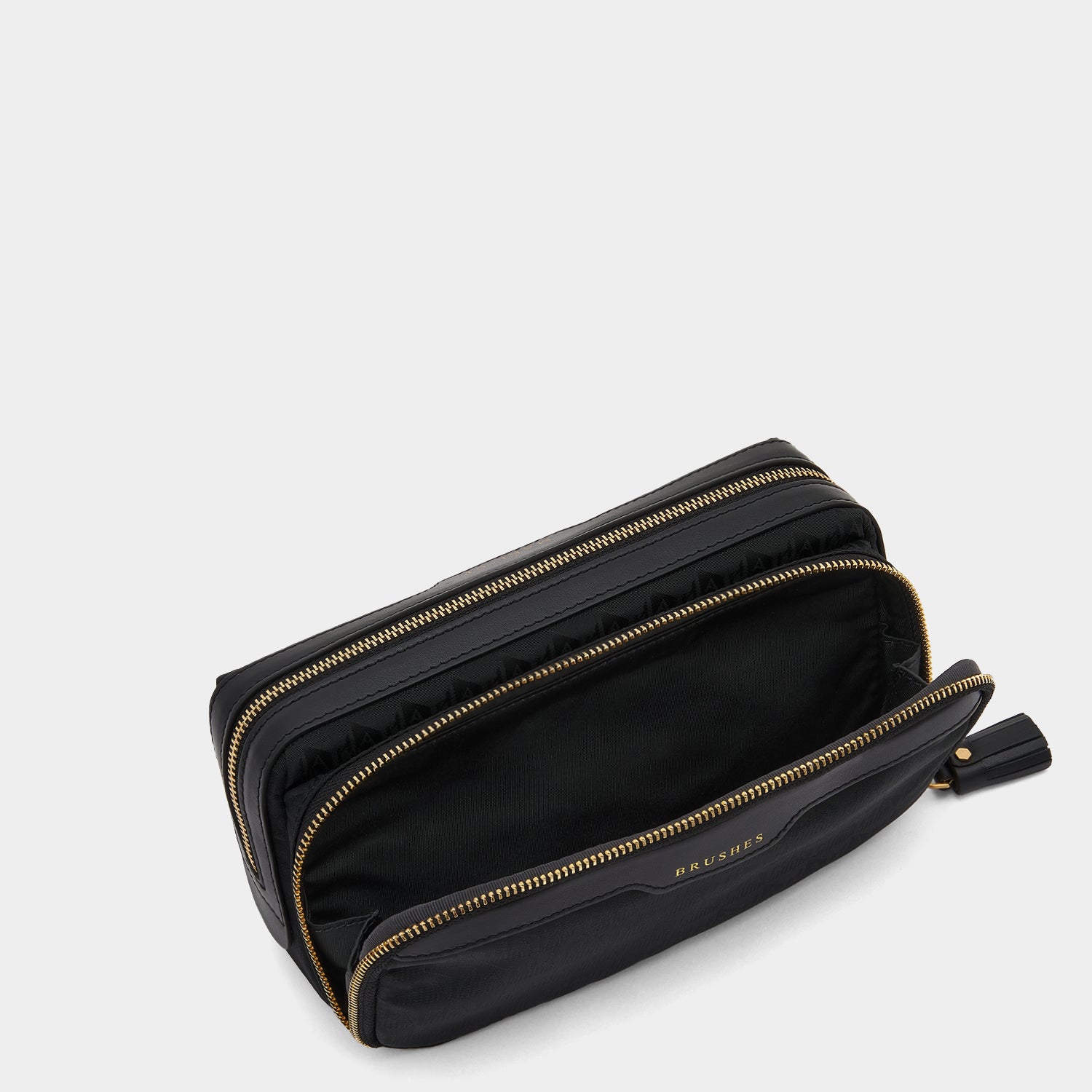 AH ロゴ スモール メイクアップ ポーチ -

          
            AH Logo Nylon in Black -
          

          Anya Hindmarch JP
