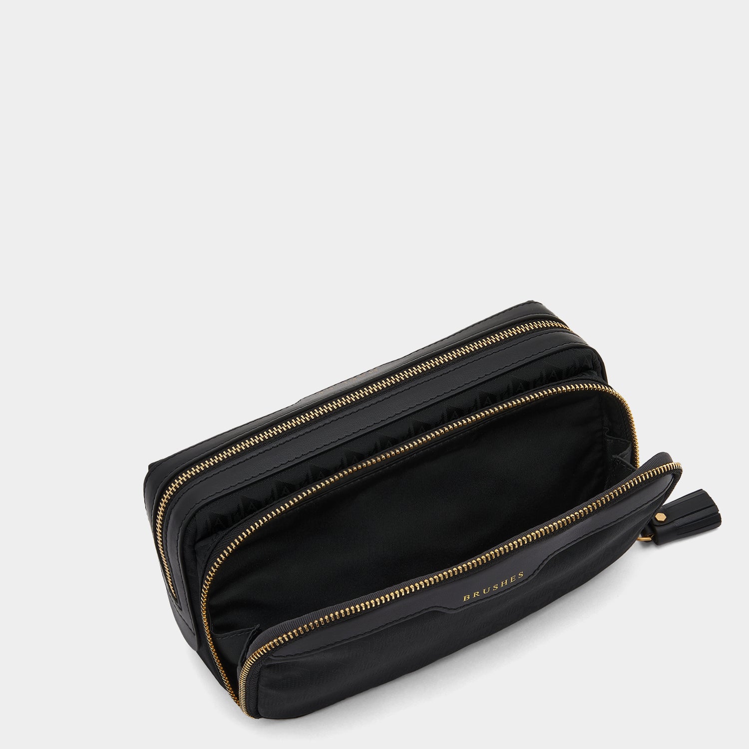 AH ロゴ スモール メイクアップ ポーチ -

                  
                    AH Logo Nylon in Black -
                  

                  Anya Hindmarch JP
