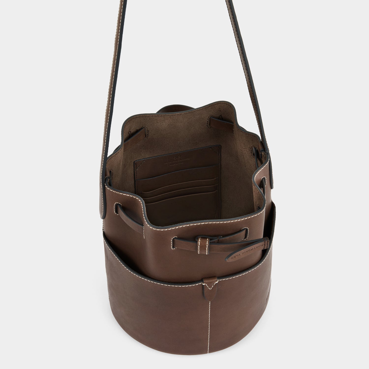 「Return to Nature」バケットバッグ スモール -

                  
                    Compostable Leather in Truffle -
                  

                  Anya Hindmarch JP
