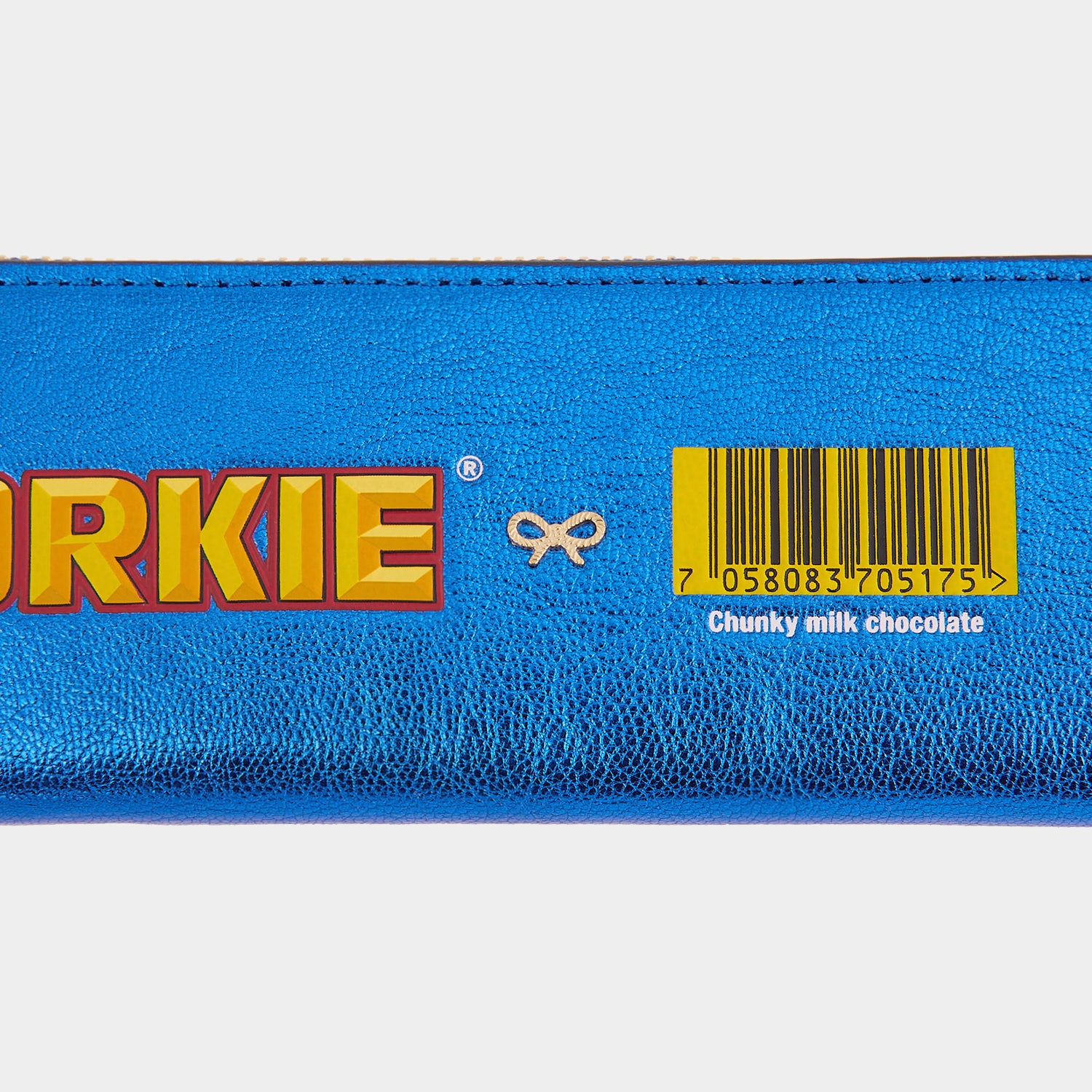 「Yorkie」ペンケース -

                  
                    Metallic Leather in Electric Blue -
                  

                  Anya Hindmarch JP
