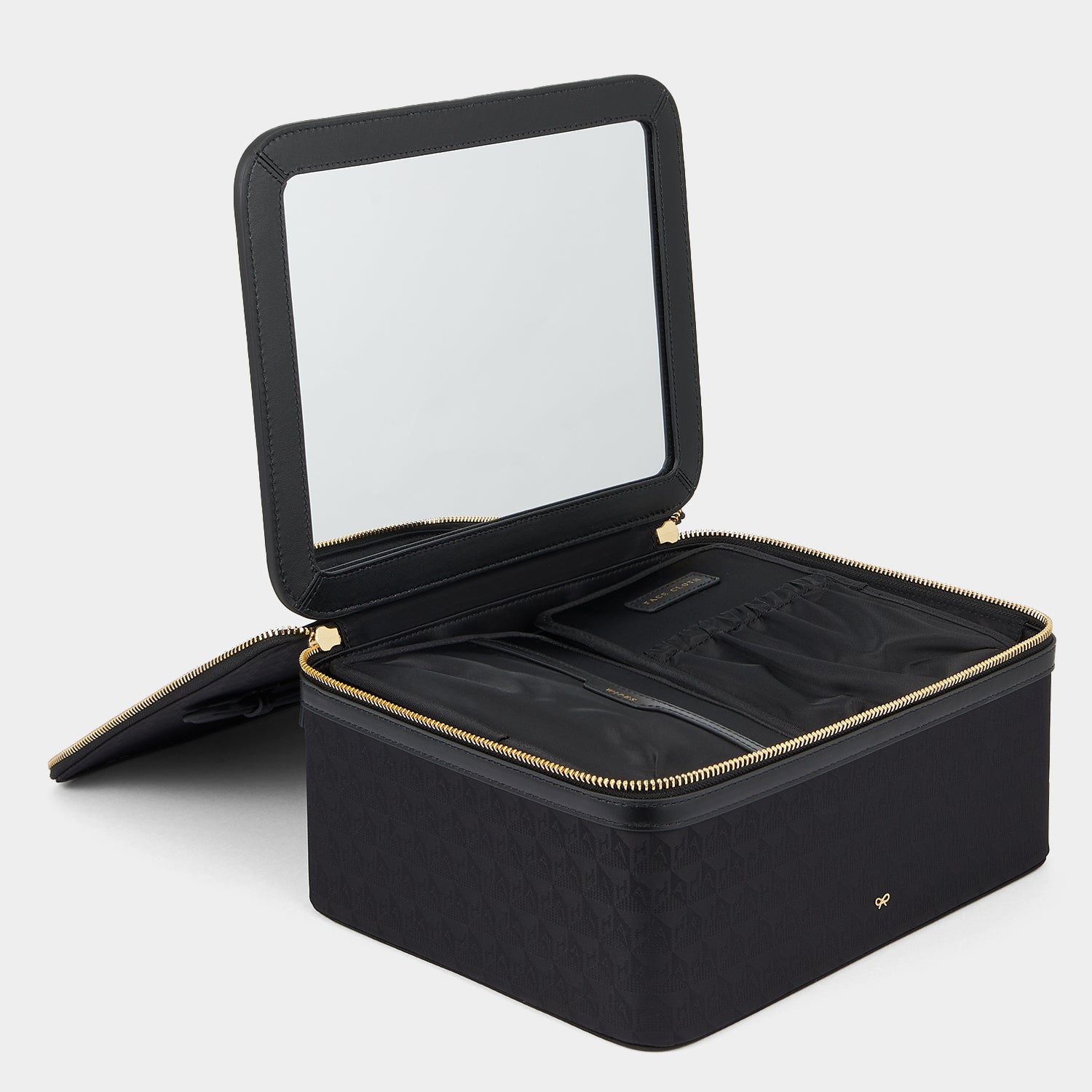 ミラー バニティー キット -

          
            Recycled Nylon in Black -
          

          Anya Hindmarch JP
